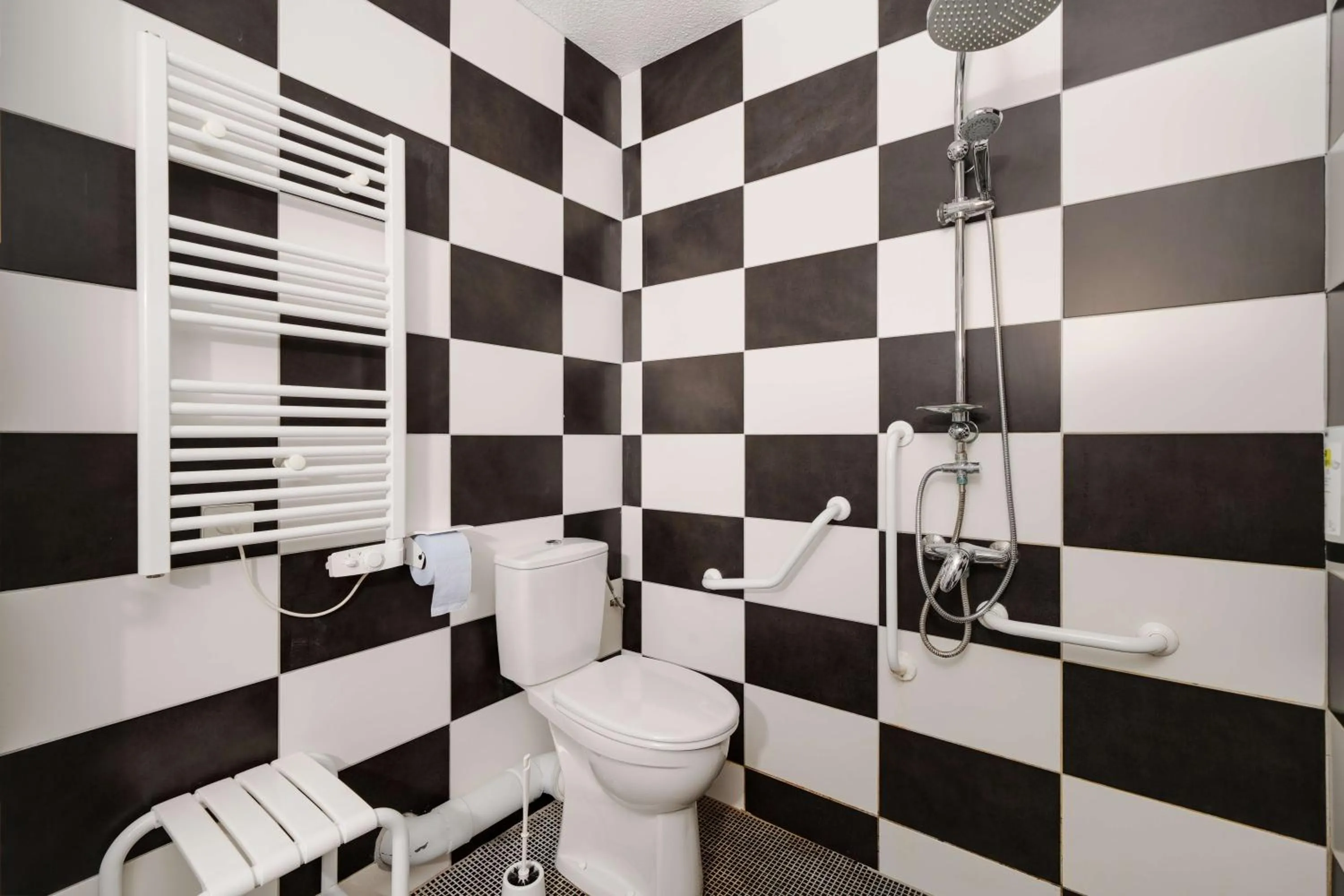 Shower in Hôtel Acacia Nancy sud Lunéville