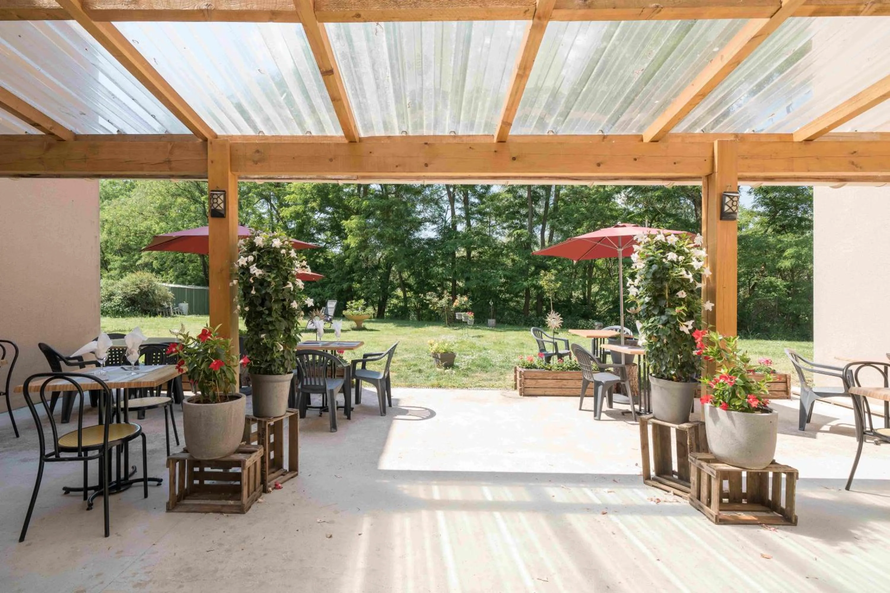 Patio in Hôtel Acacia Nancy sud Lunéville