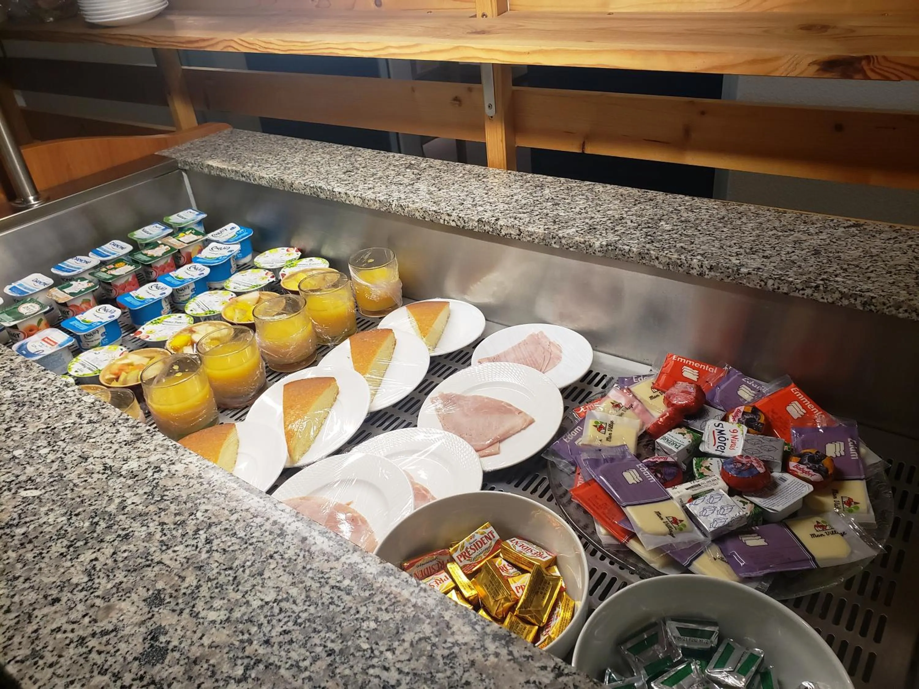 Breakfast in Hôtel Acacia Nancy sud Lunéville