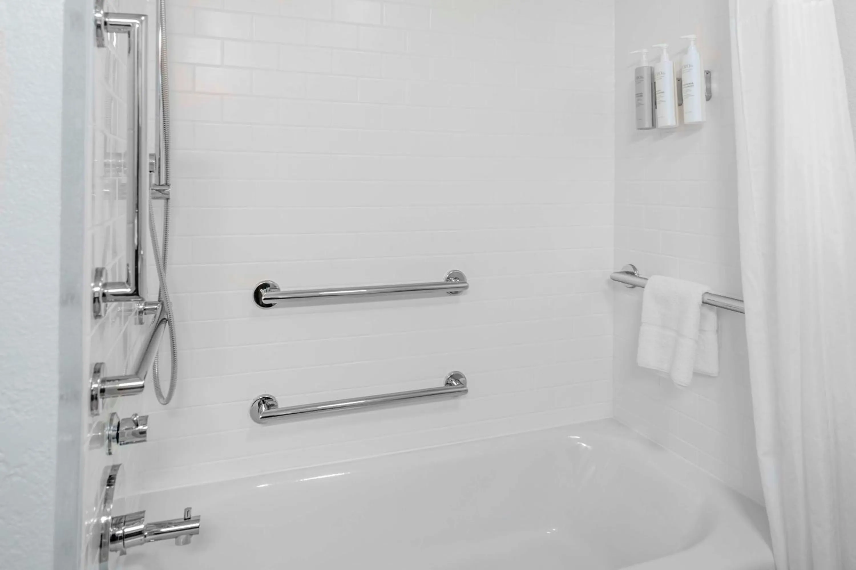 Bathroom in Hampton Inn Sarasota I-75 Bee Ridge