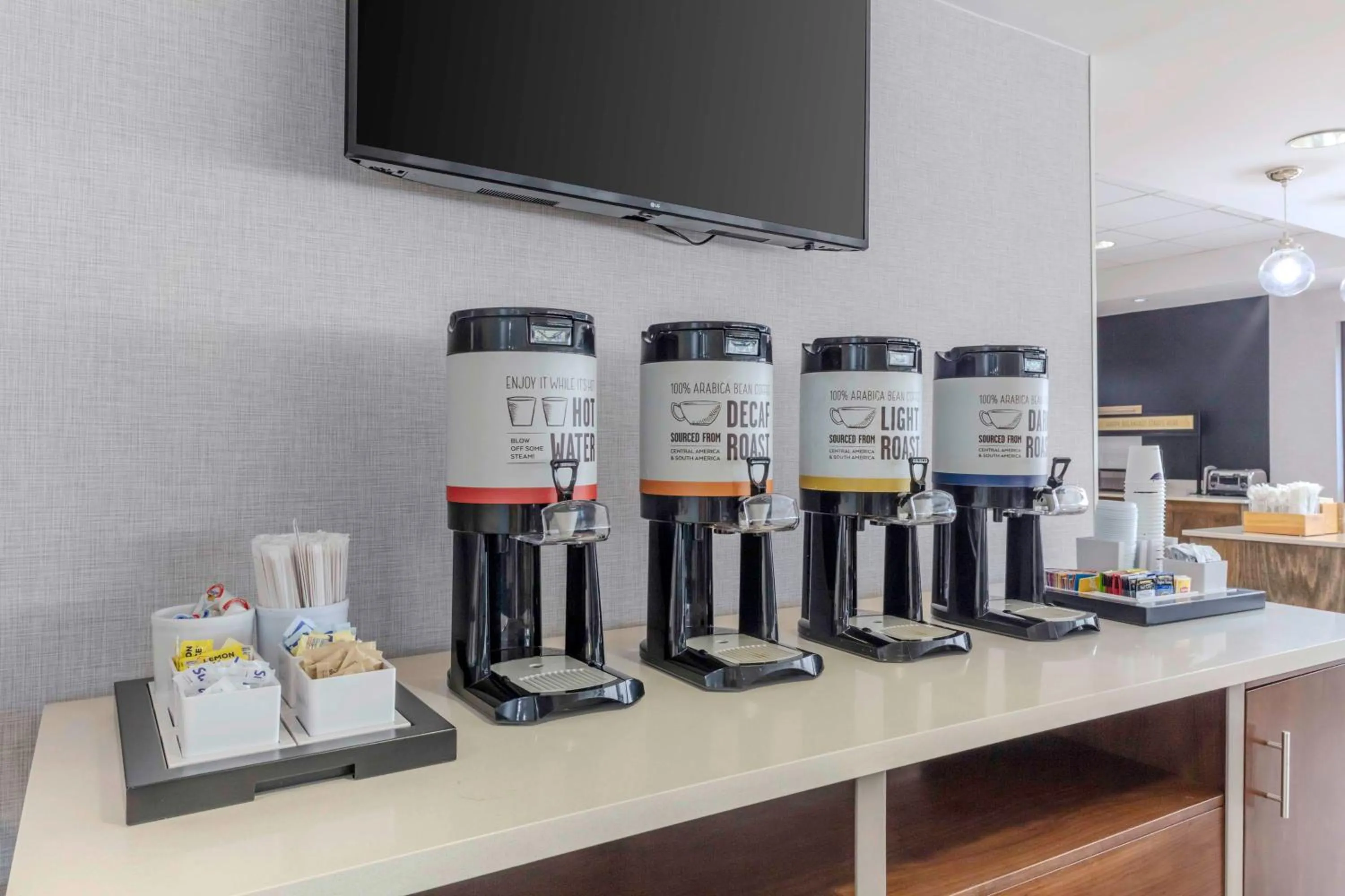 Dining area in Hampton Inn Sarasota I-75 Bee Ridge