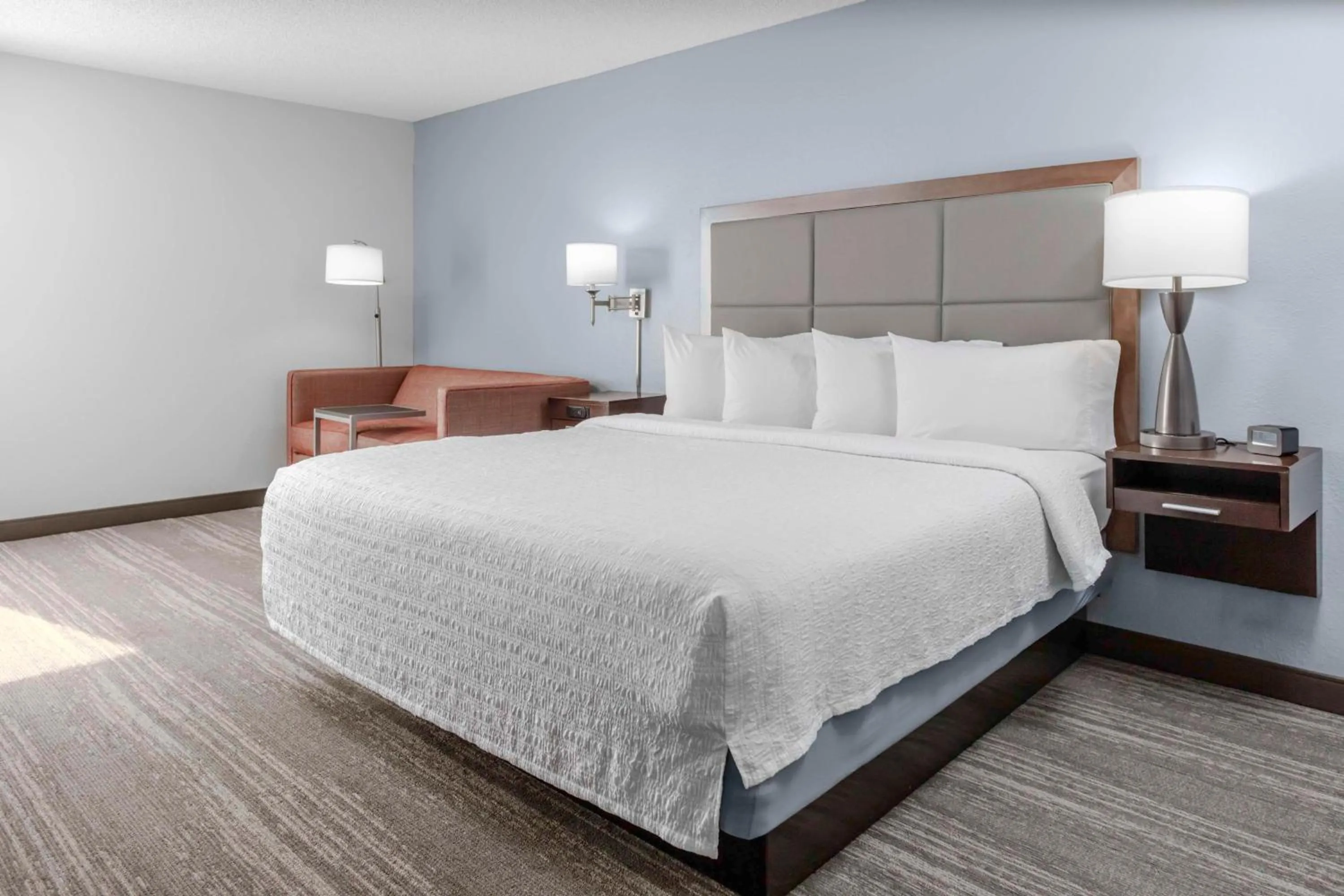 Living room, Bed in Hampton Inn Sarasota I-75 Bee Ridge