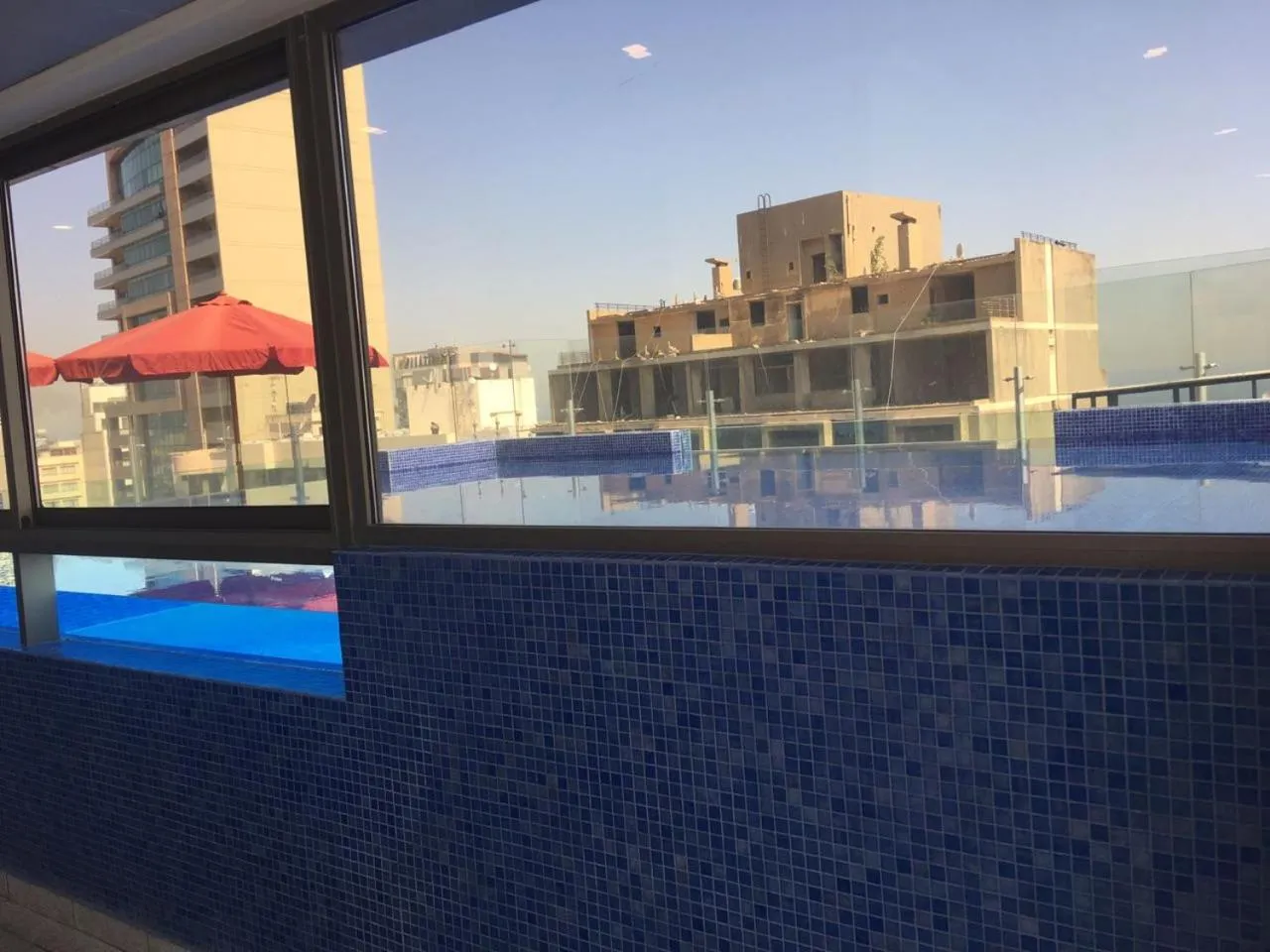 Swimming pool in Midtown Hotel & Suites