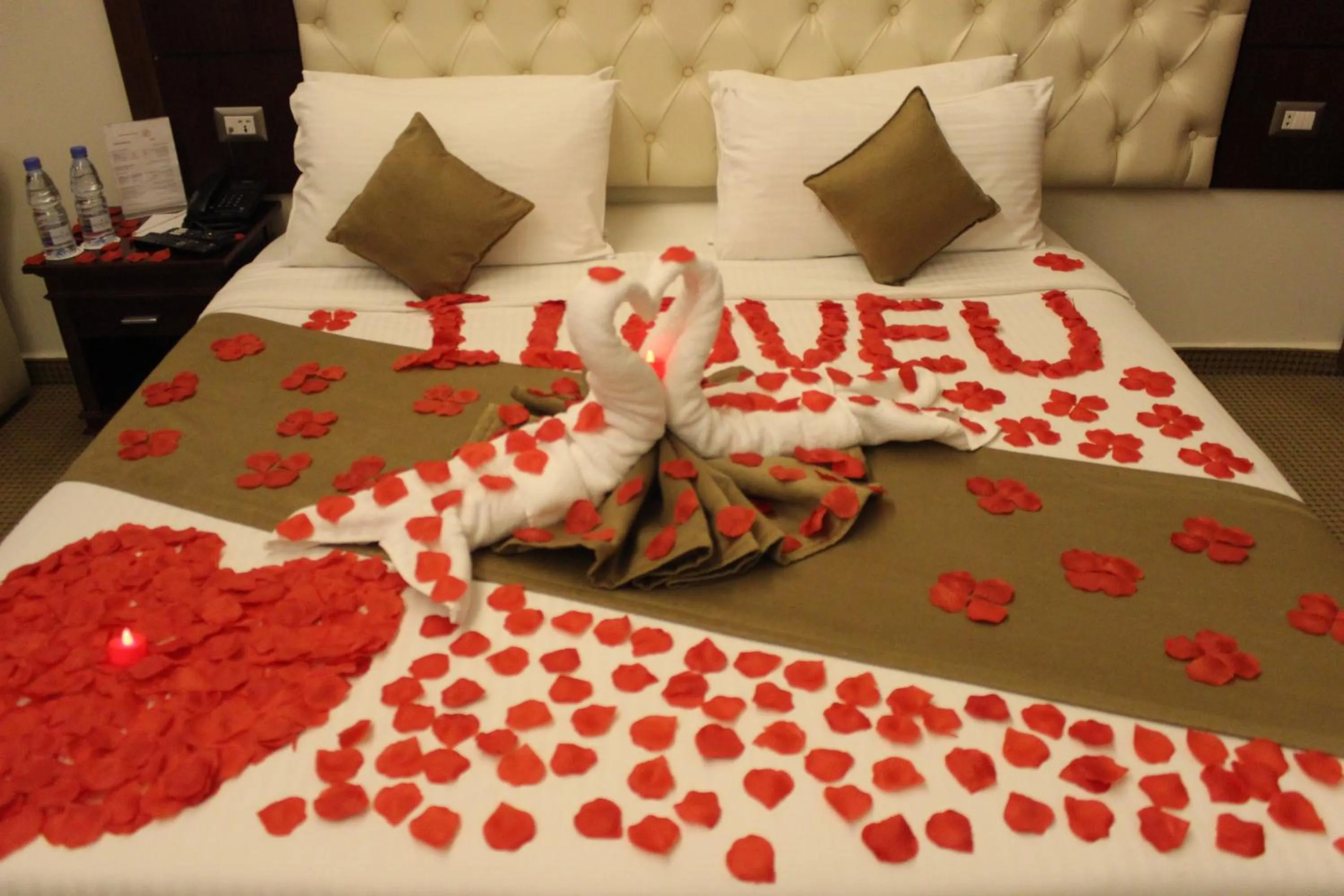 Decorative detail, Bed in Midtown Hotel & Suites