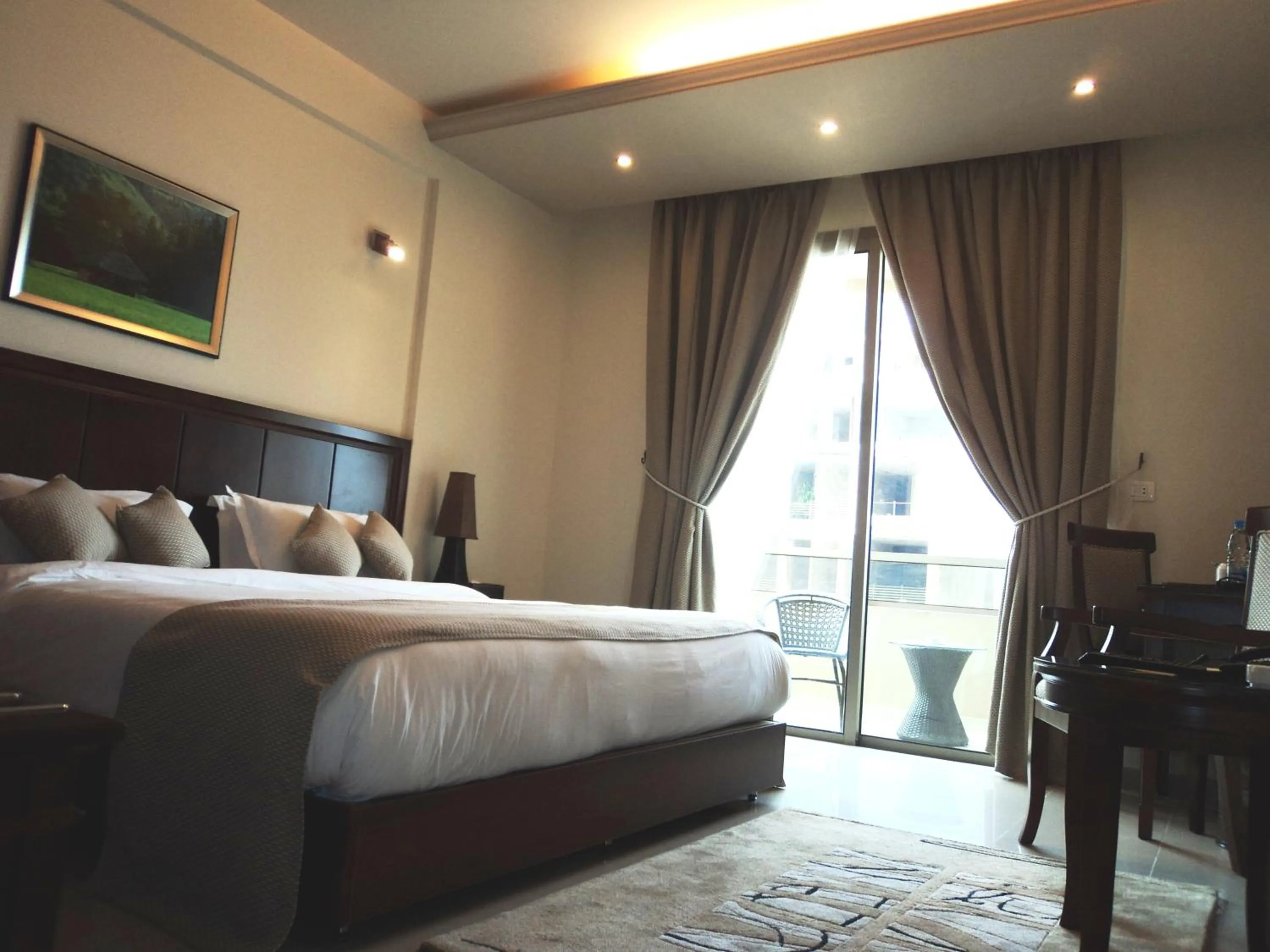 Bed in Midtown Hotel & Suites