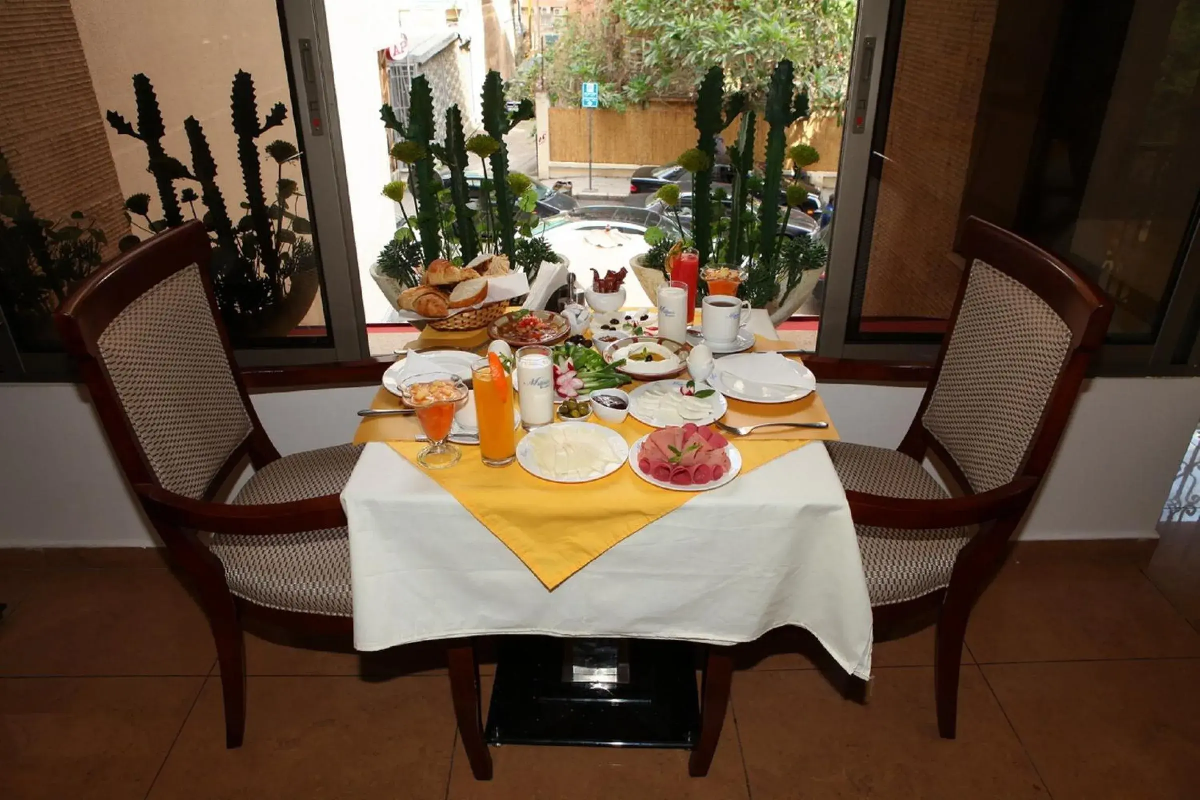 Restaurant/places to eat in Midtown Hotel & Suites Restaurant/places to eat in Midtown Hotel & Suites