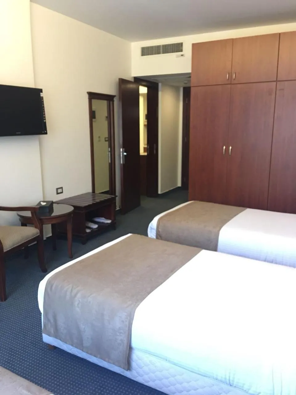 Bed in Midtown Hotel & Suites