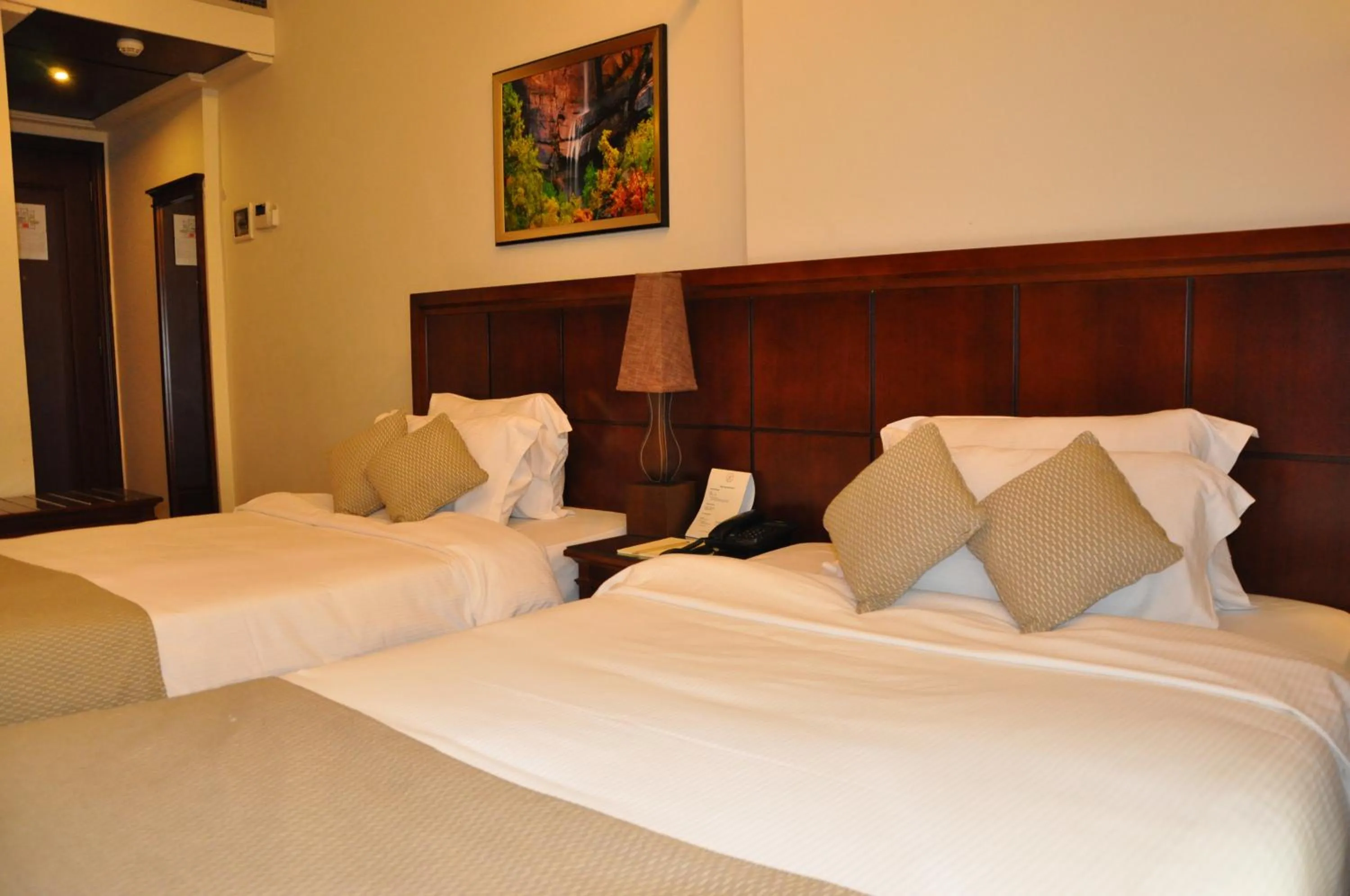 Bed in Midtown Hotel & Suites