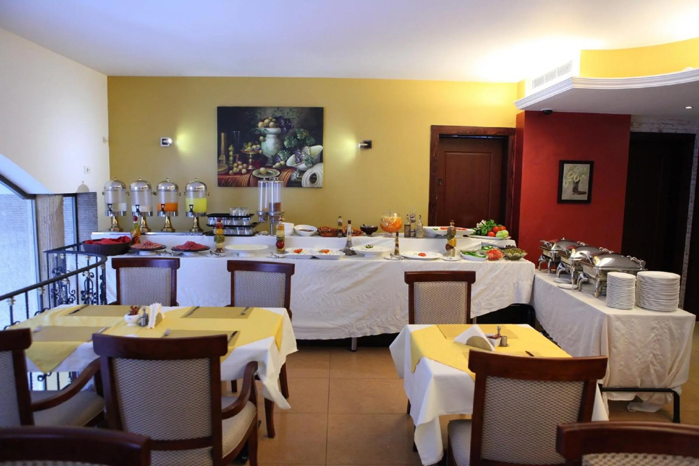 Restaurant/places to eat in Midtown Hotel & Suites