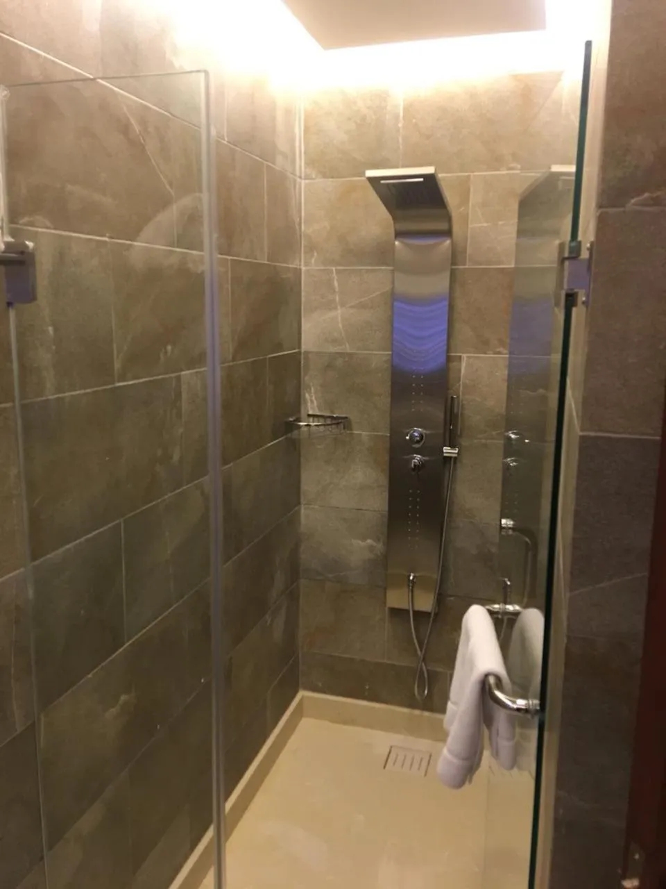 Shower in Midtown Hotel & Suites