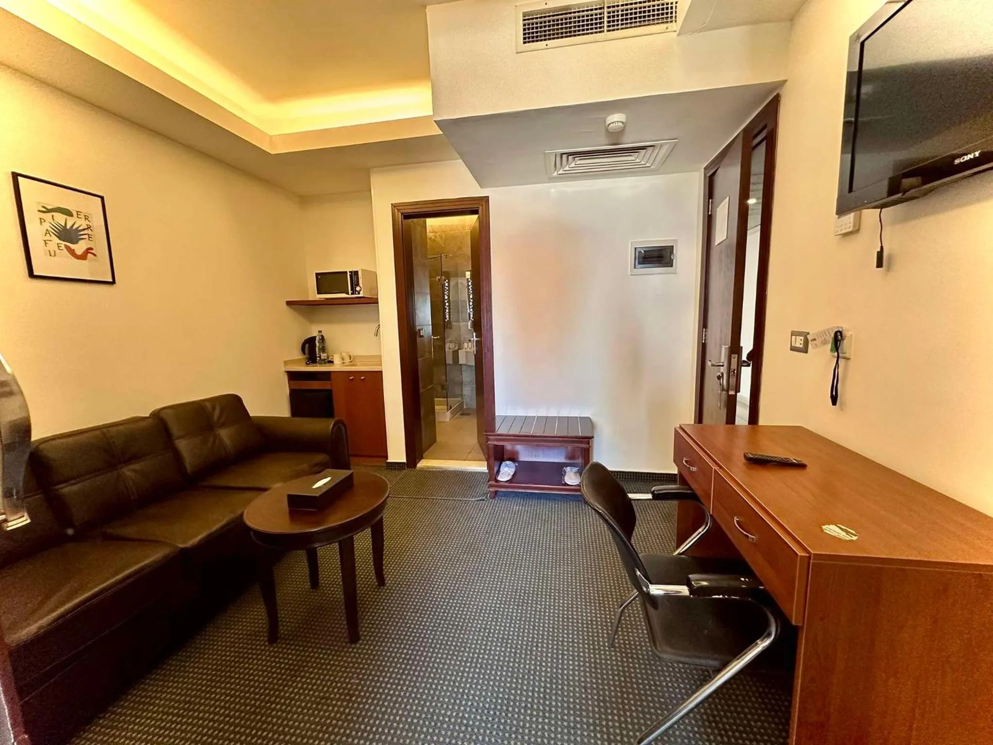 Living room in Midtown Hotel & Suites