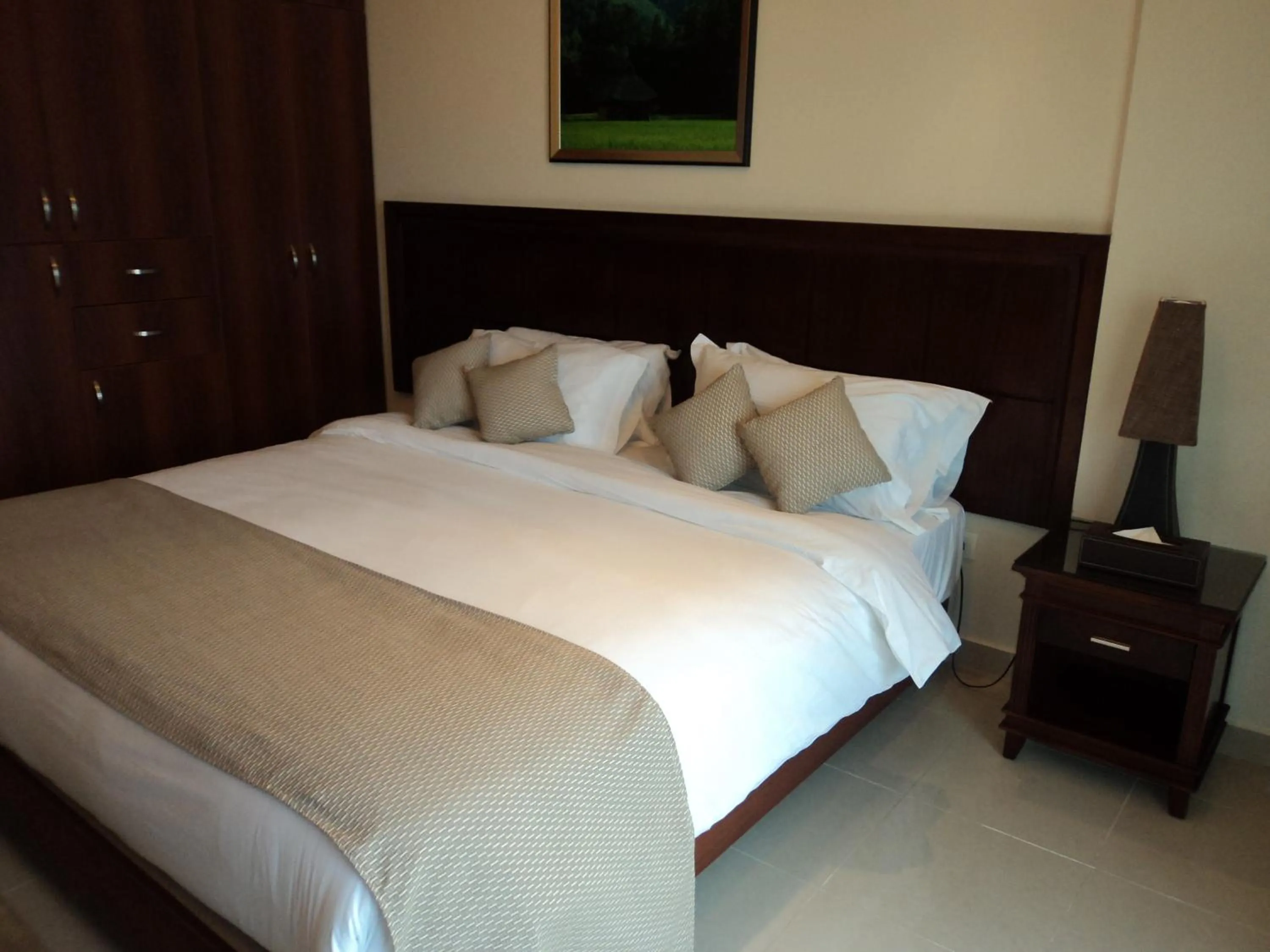 Bed in Midtown Hotel & Suites