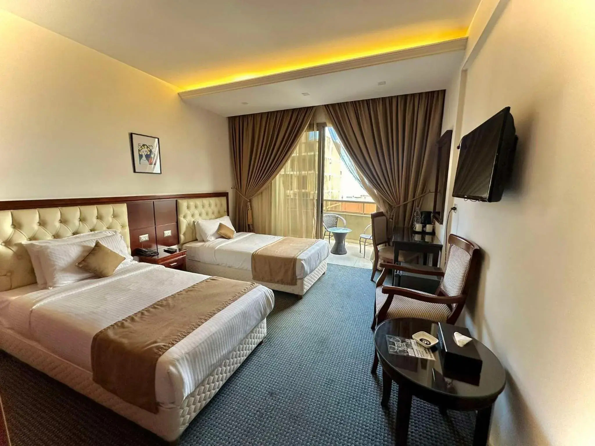 Bed in Midtown Hotel & Suites Bed in Midtown Hotel & Suites