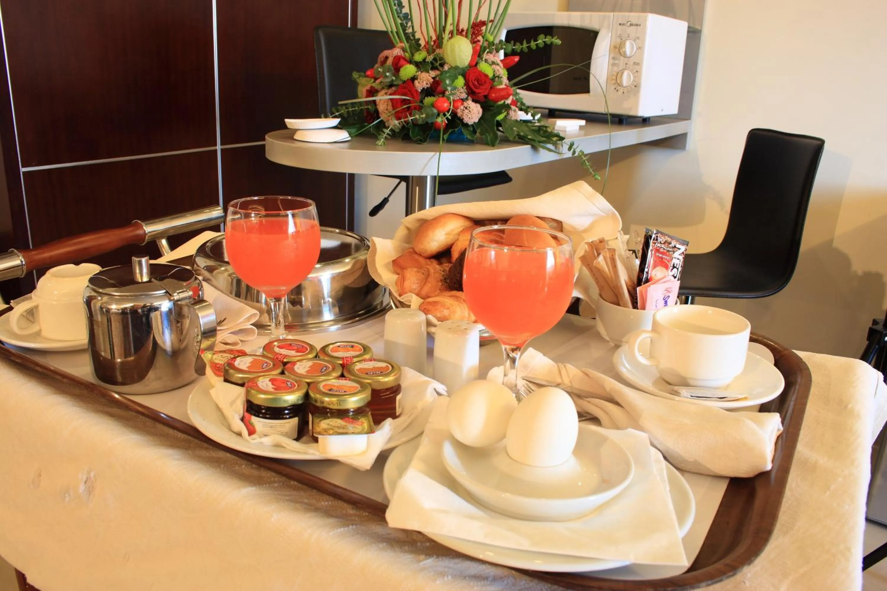 Food in Midtown Hotel & Suites