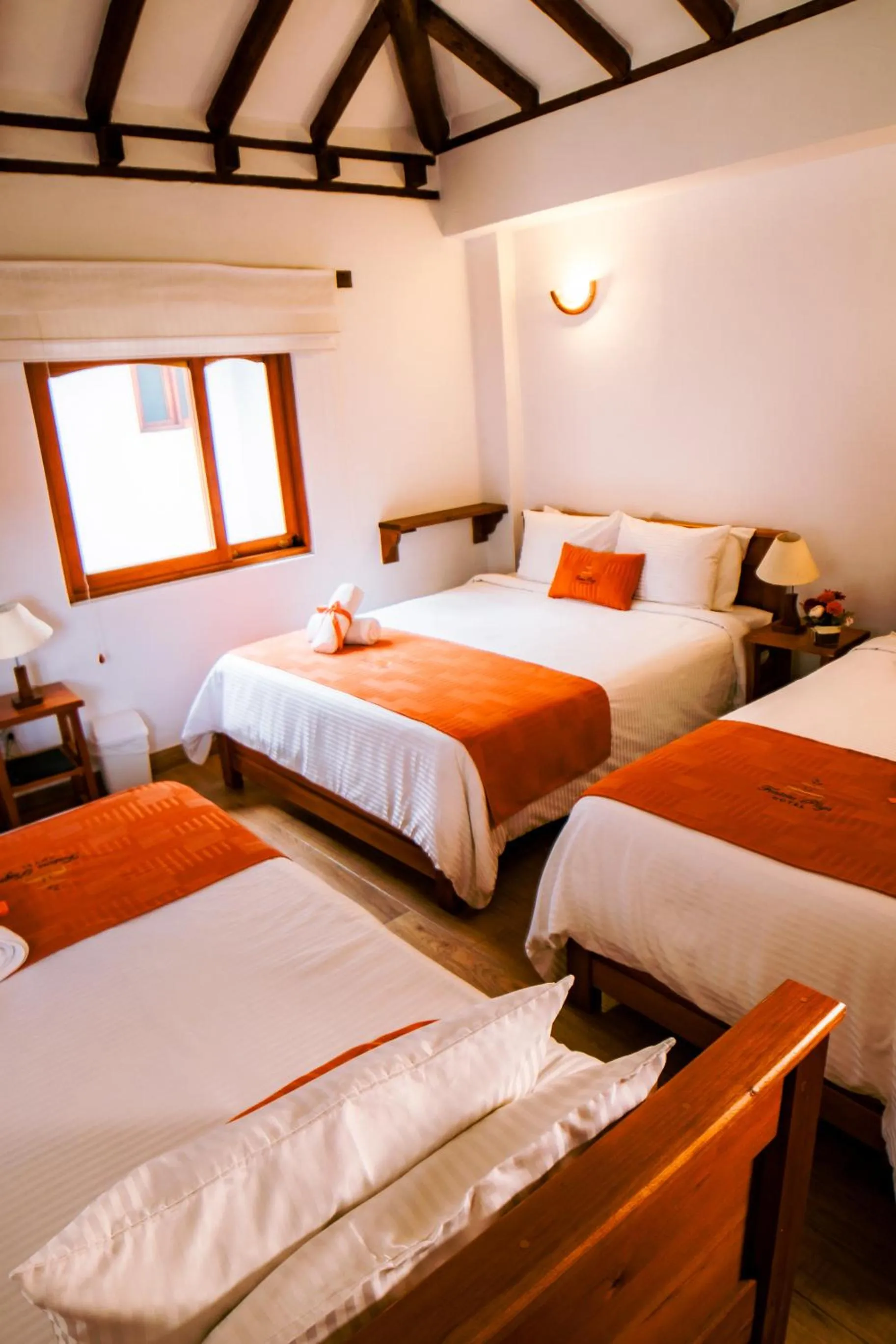 Photo of the whole room, Bed in Fontana Plaza Hotel