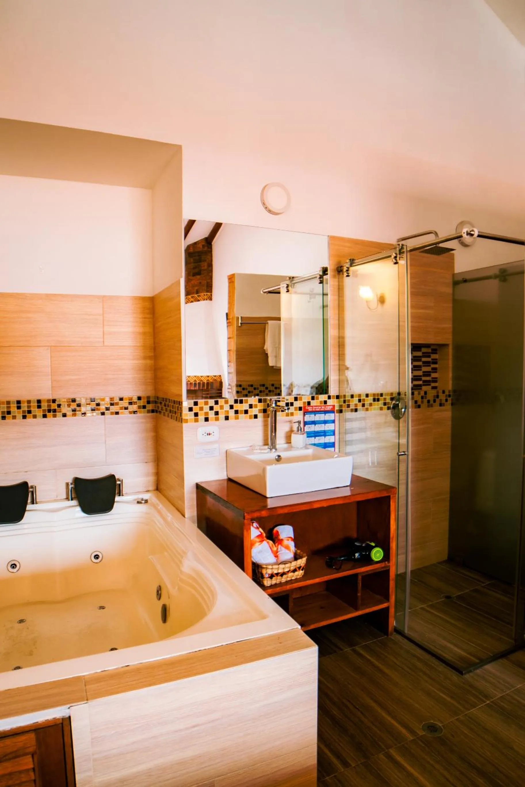 Shower, Bed in Fontana Plaza Hotel