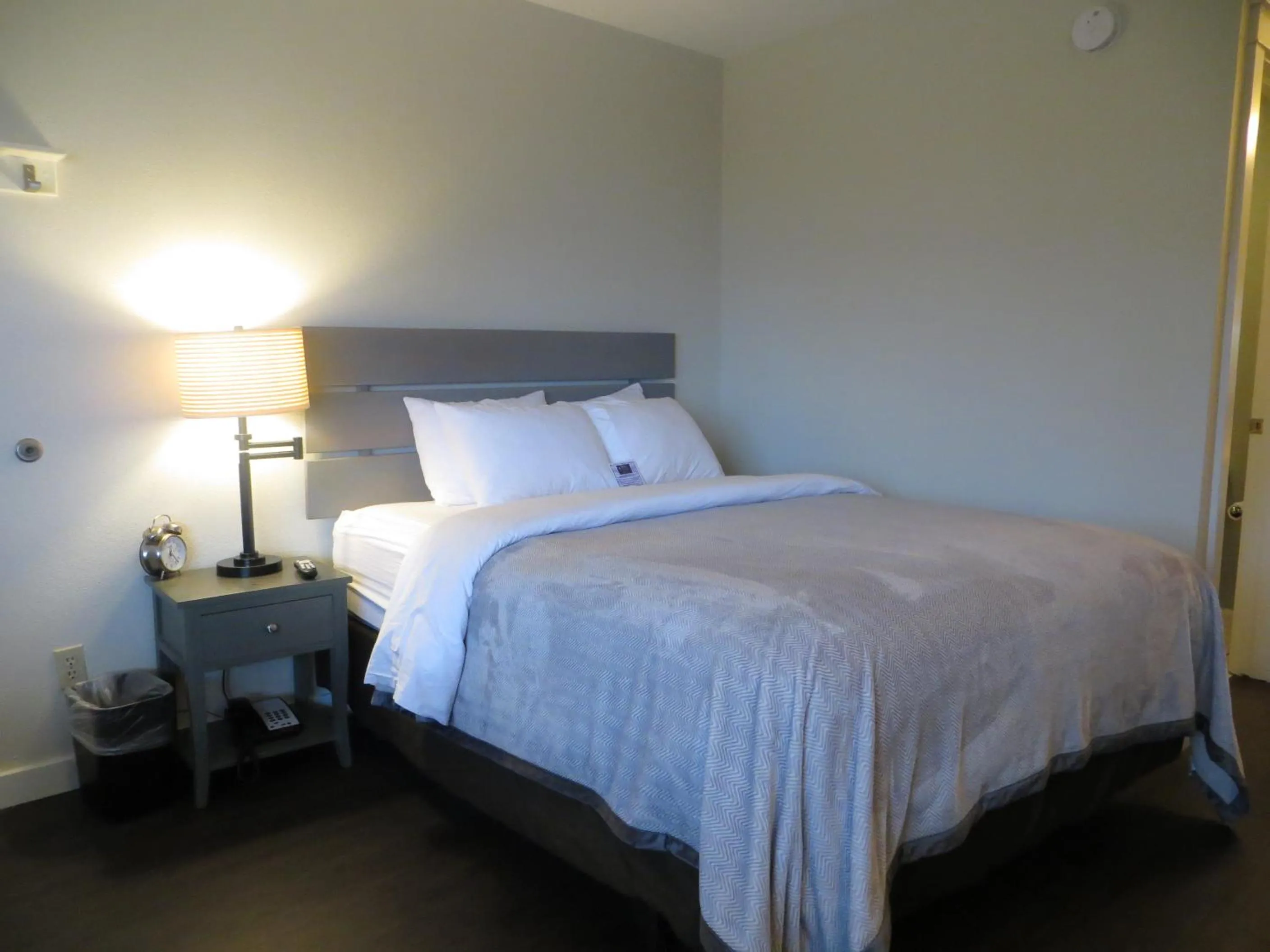 Bed in Brio Beach Inn