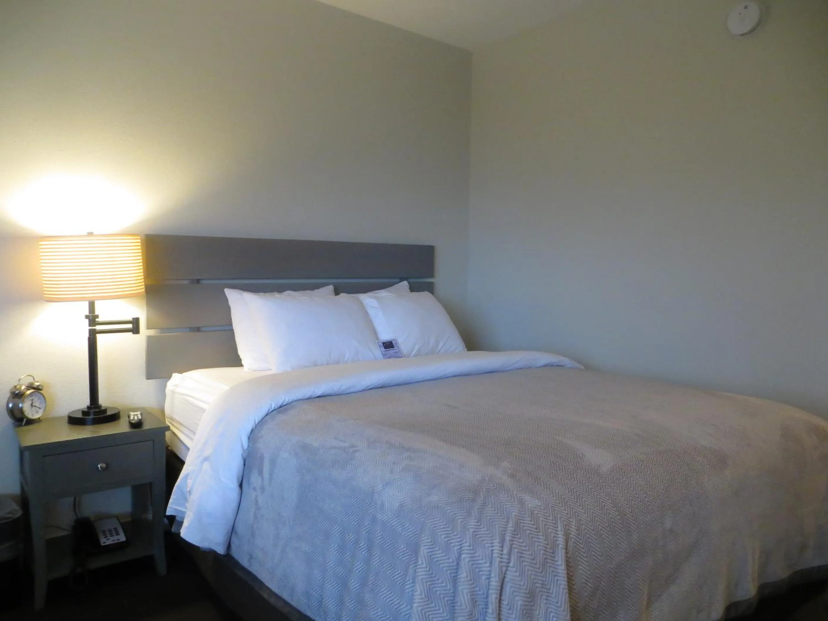 Bed in Brio Beach Inn