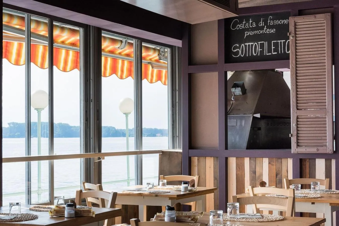 Restaurant/places to eat in Hotel Royal