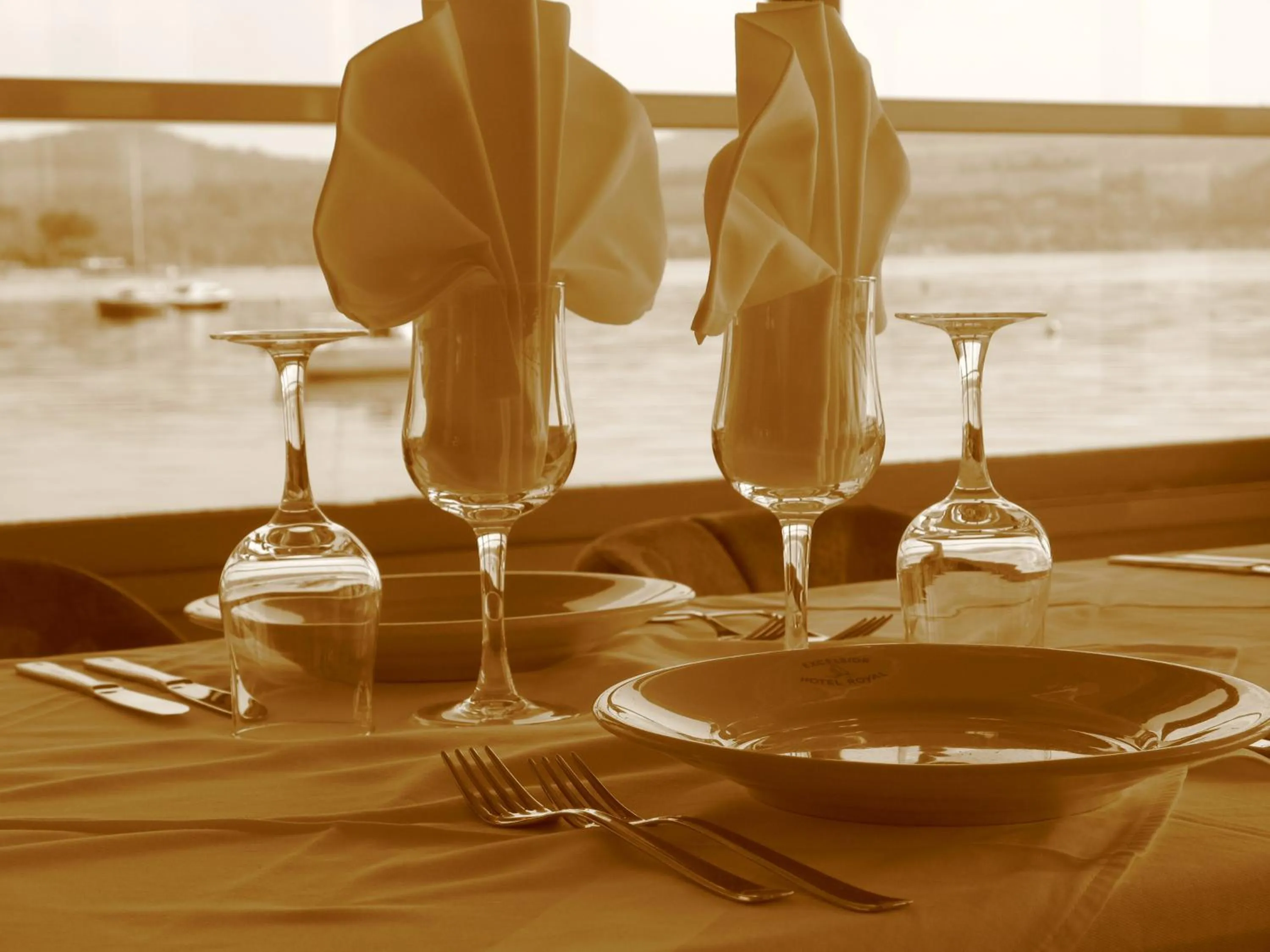 Restaurant/places to eat in Hotel Royal