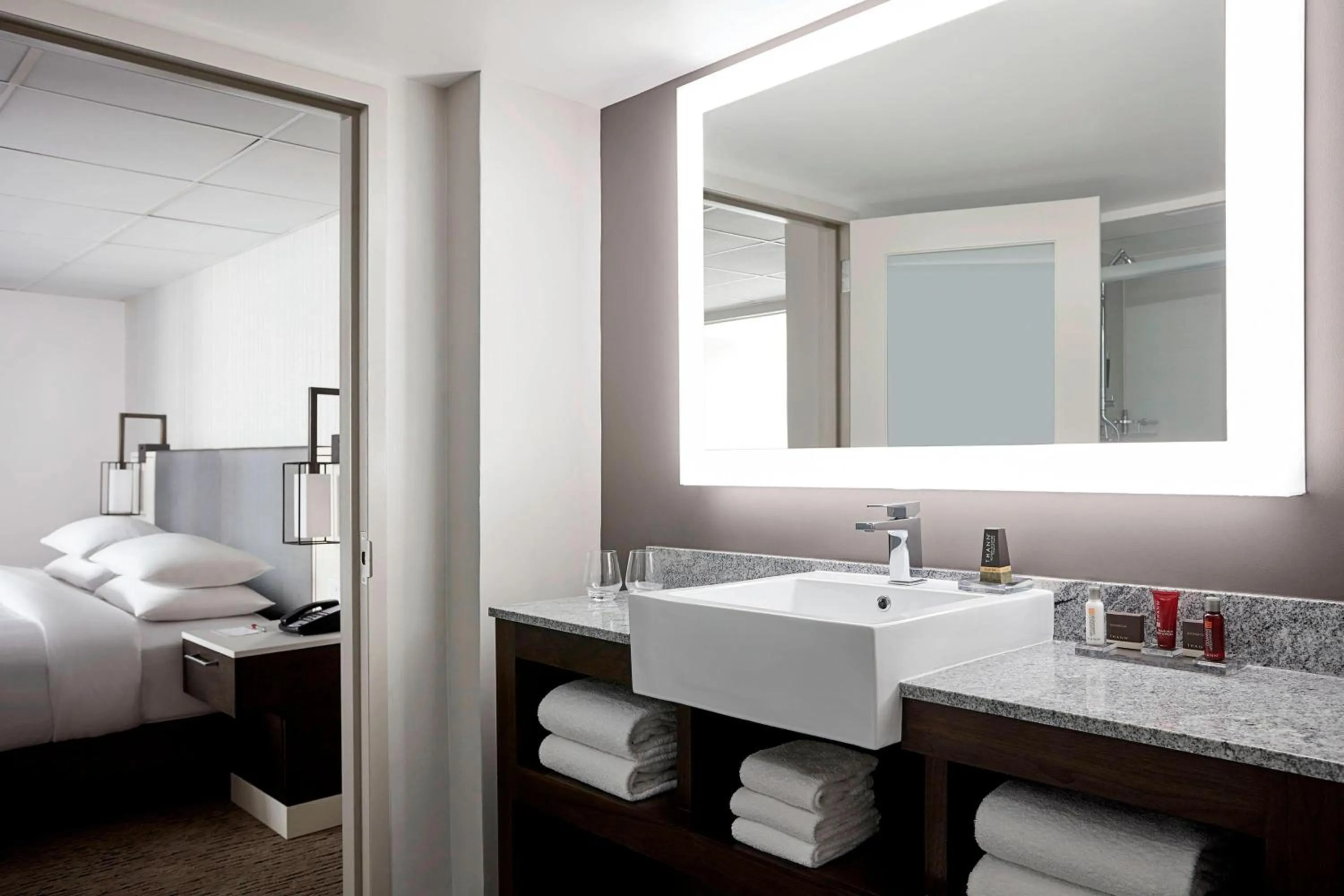 Bathroom, Bed in Washington Marriott Georgetown