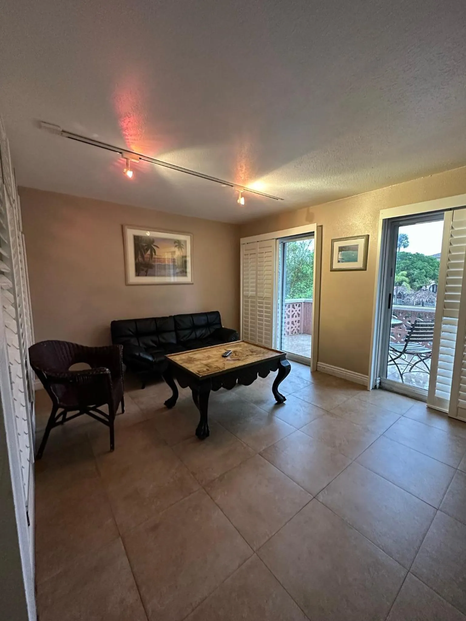 Seating area in Tahitian Inn Boutique Hotel Tampa