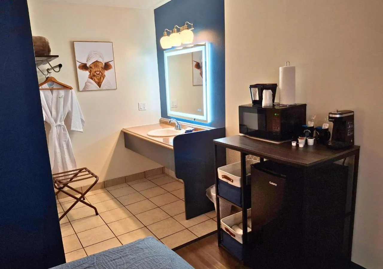 Bathroom in Shady Acre Inn and Suites