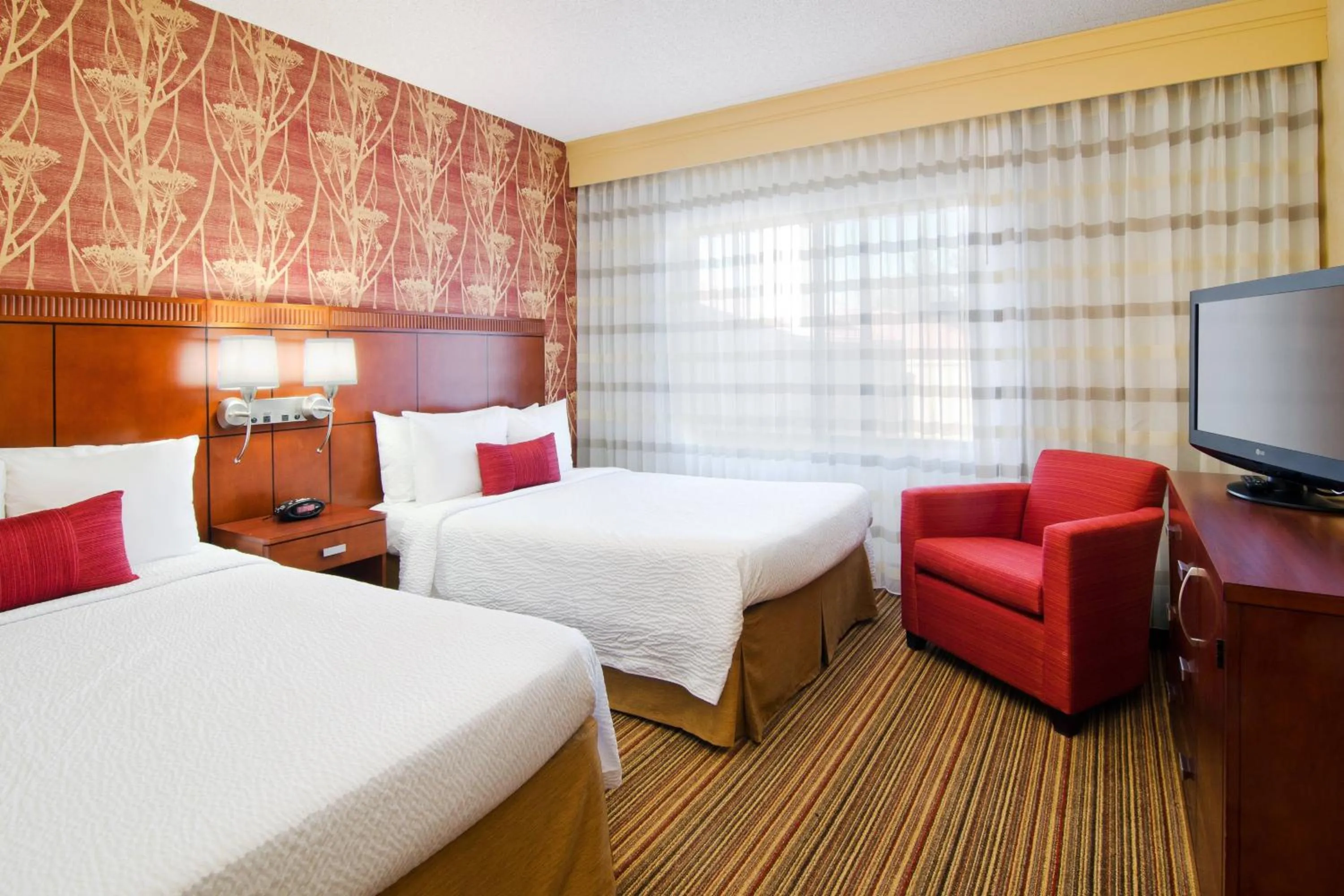 Photo of the whole room, Bed in Courtyard by Marriott Albuquerque Airport