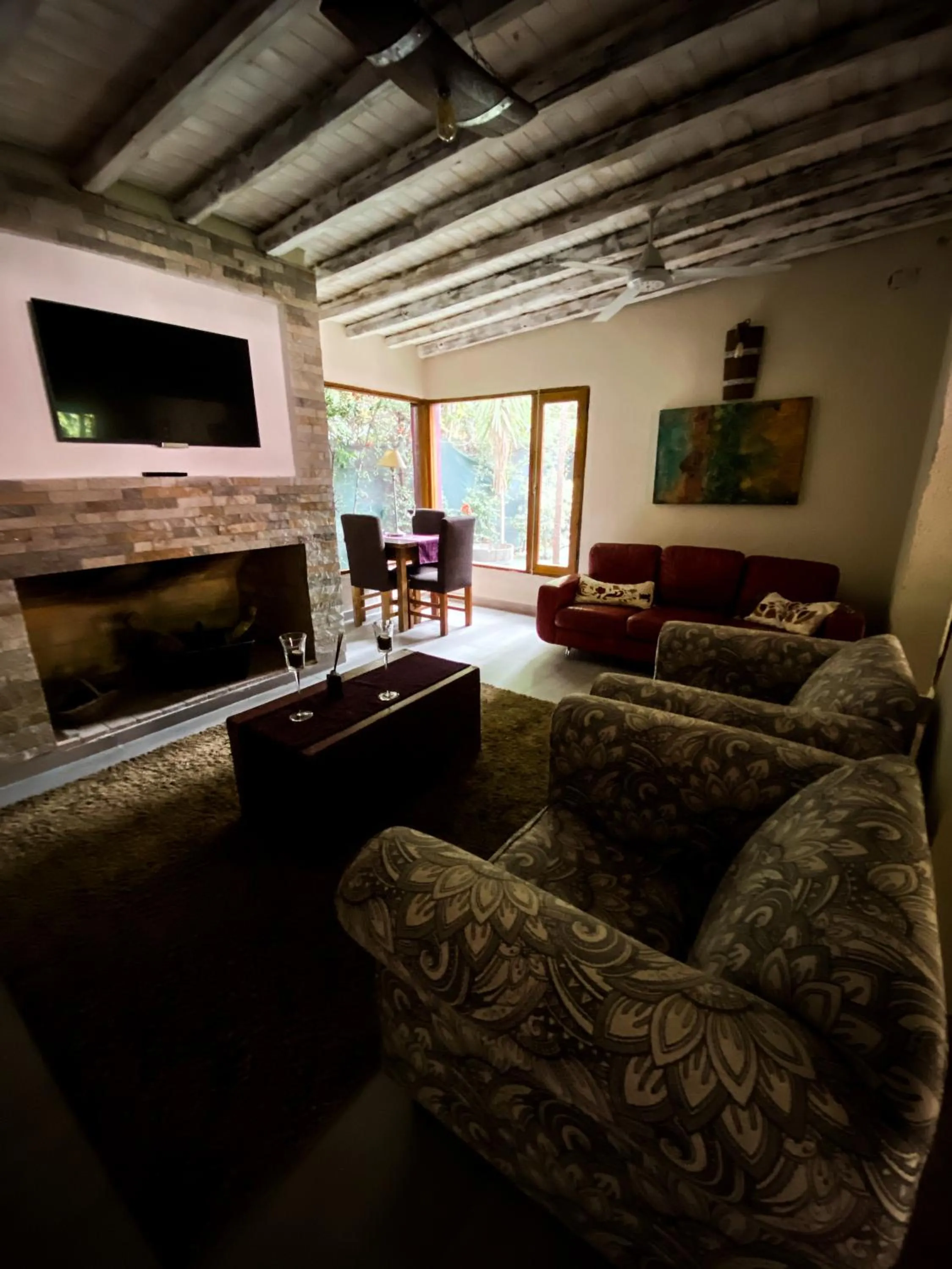 Communal lounge/ TV room in Posada Borravino