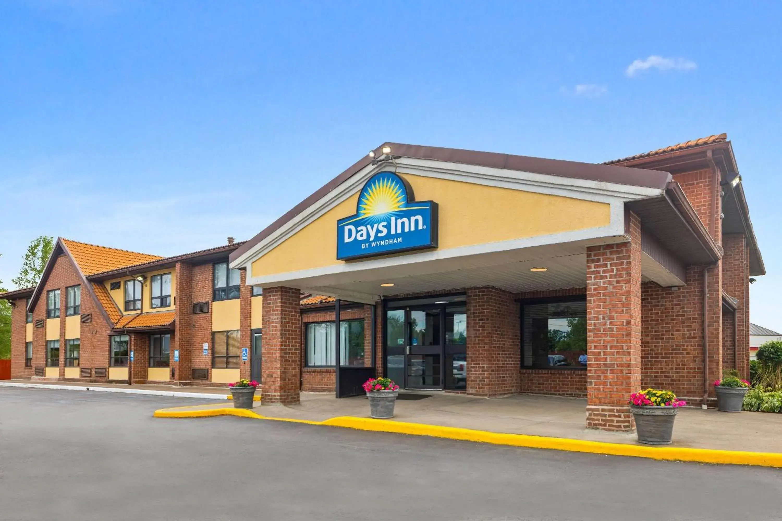 Property building in Days Inn by Wyndham Utica Property building in Days Inn by Wyndham Utica