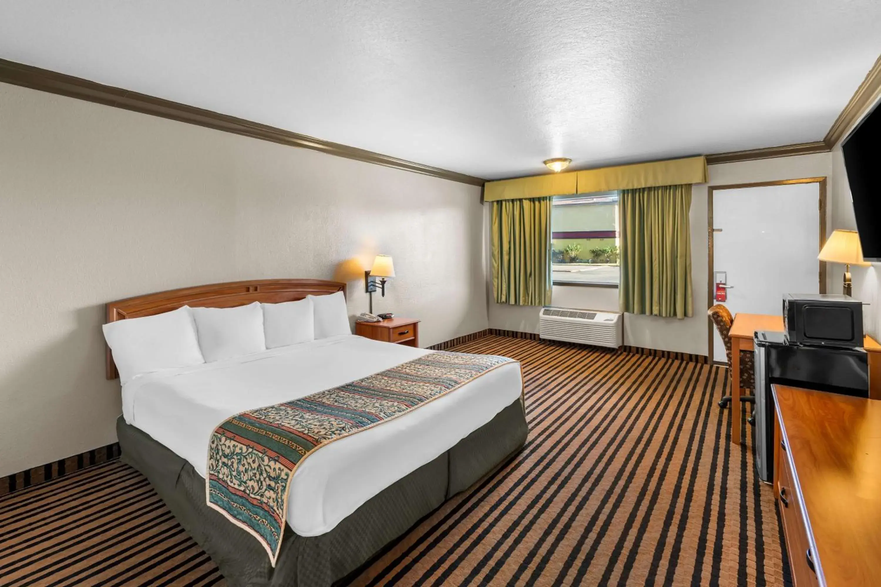 Standard King Room - Non-Smoking in Americas Best Value Inn Vacaville Standard King Room - Non-Smoking in Americas Best Value Inn Vacaville