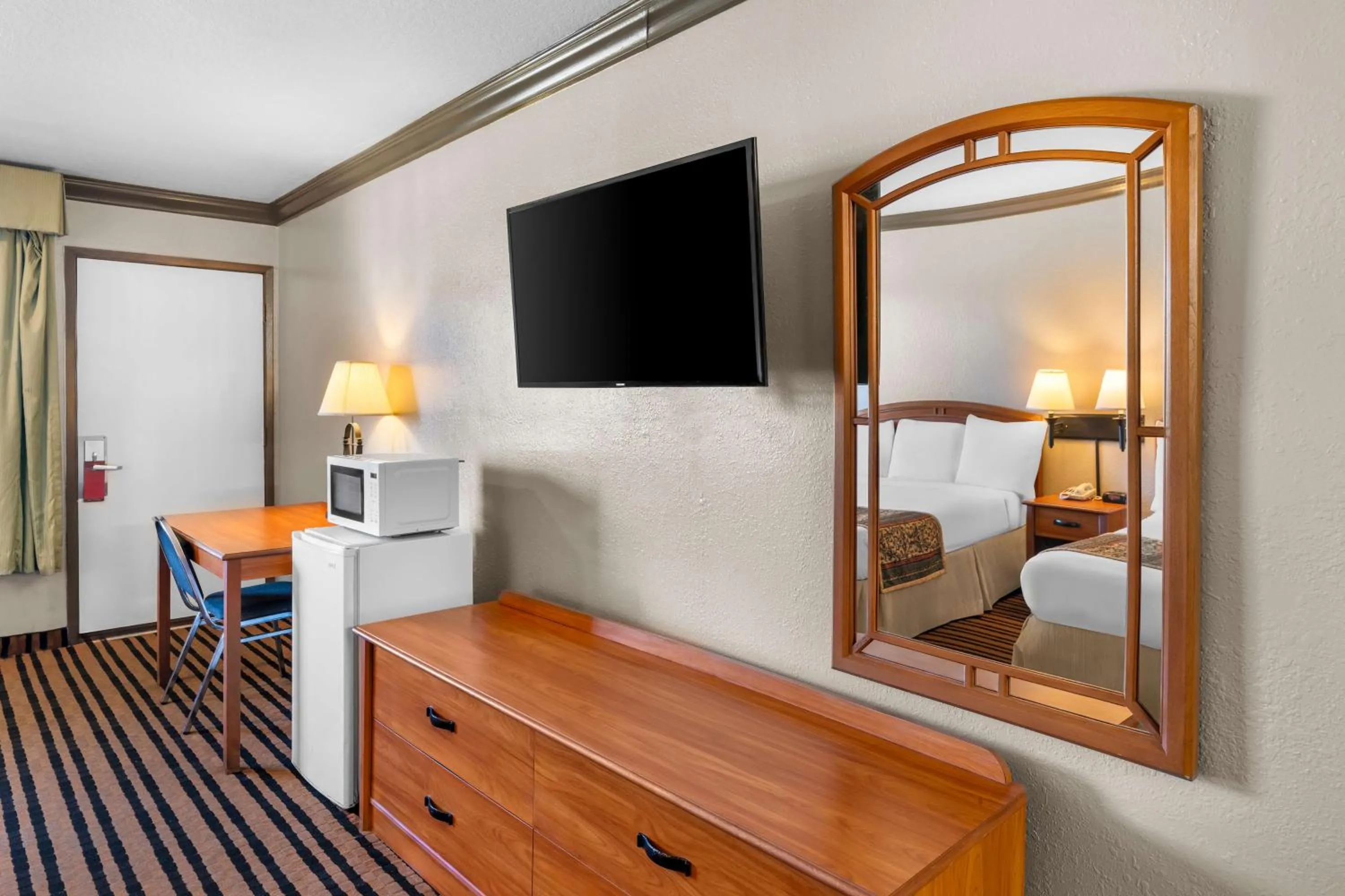 Bedroom, Bed in Americas Best Value Inn Vacaville