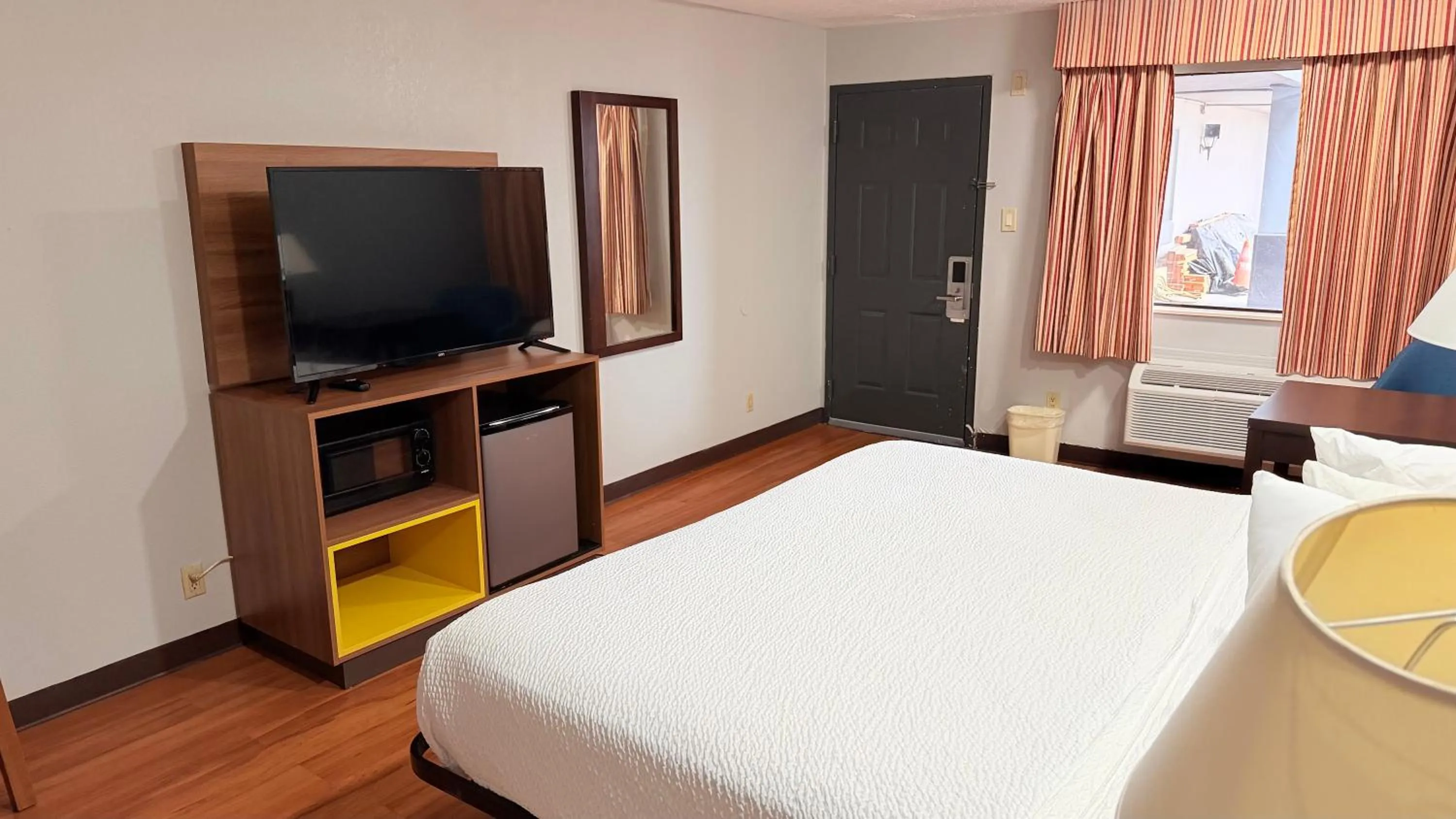Bedroom, Bed in Days Inn & Suites by Wyndham Winnie