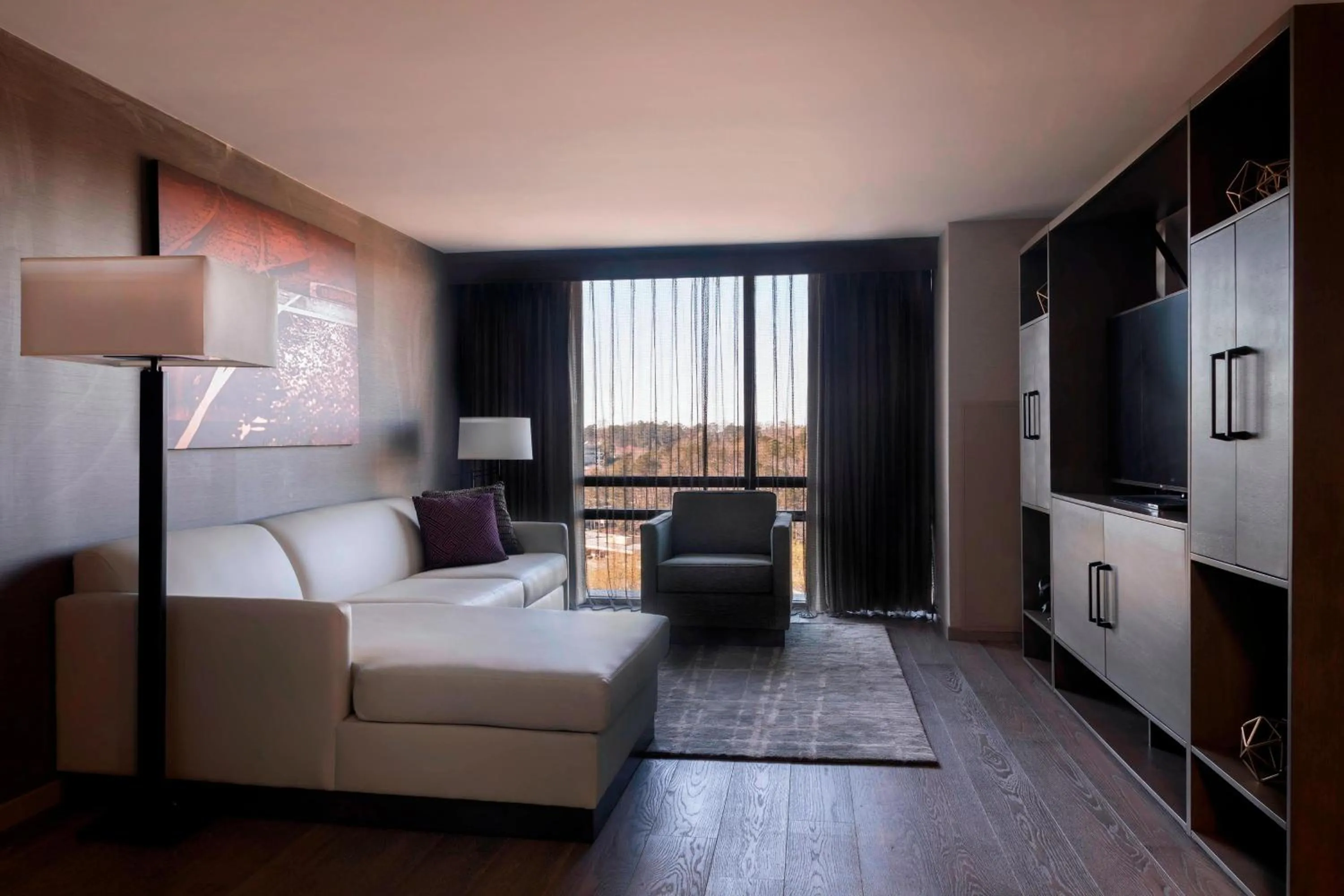 Living room, Bed in Atlanta Marriott Northeast/Emory Area