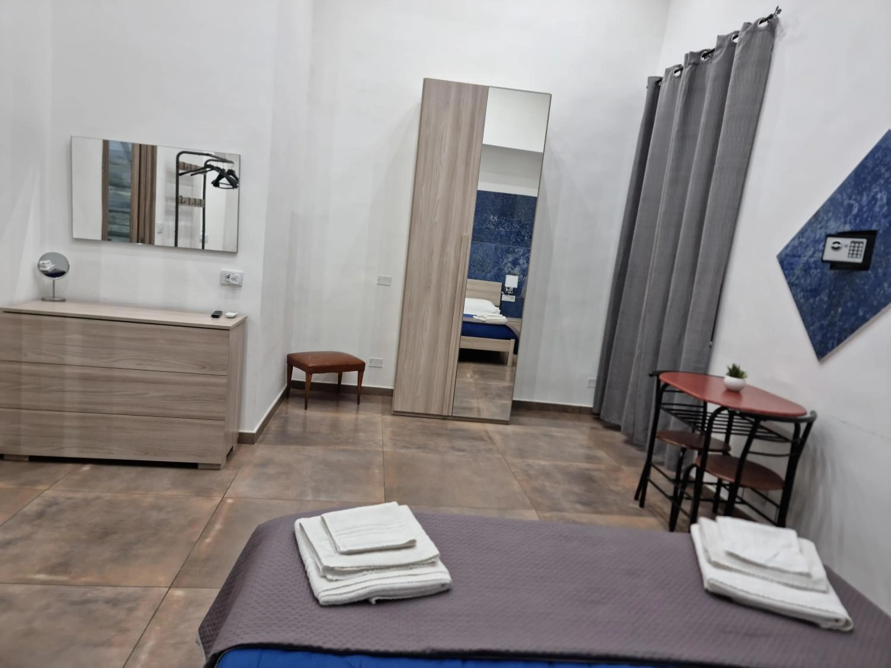 Photo of the whole room, Bed in EL Corazon De Napoles, Centro Històrico