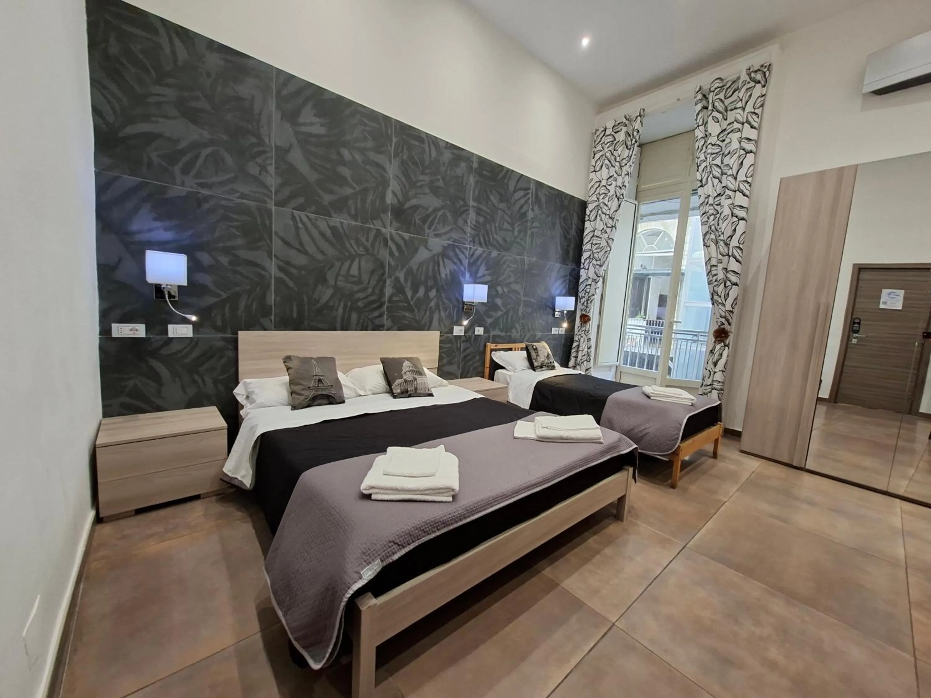 Photo of the whole room, Bed in El Corazon de Napoles, Elegante Suite nel Centro Storico di Napoli