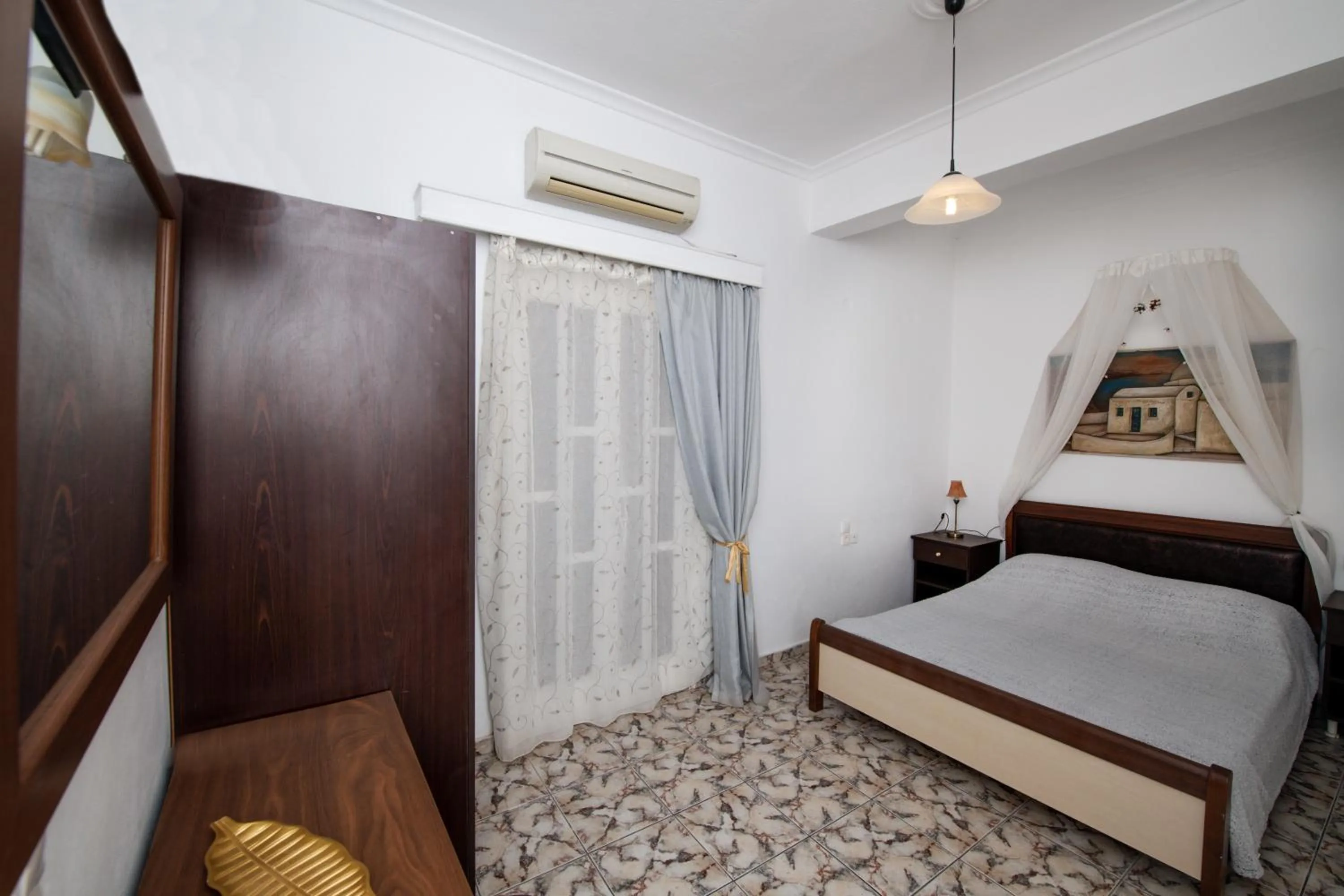 Photo of the whole room, Bed in Sweet Heart Studios