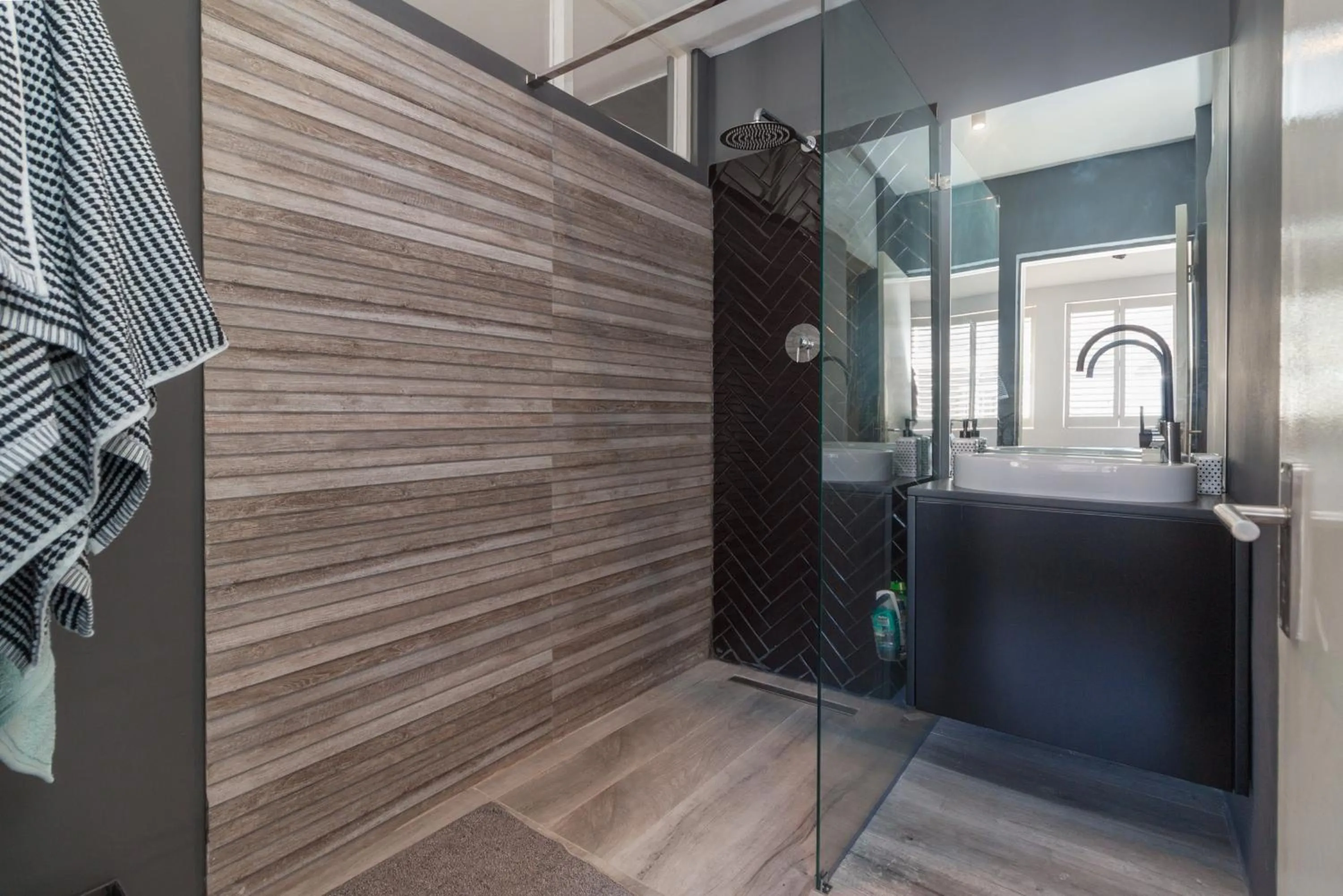 Shower in Keerom 66 - Beautiful modern apartment in heart of Cape Town