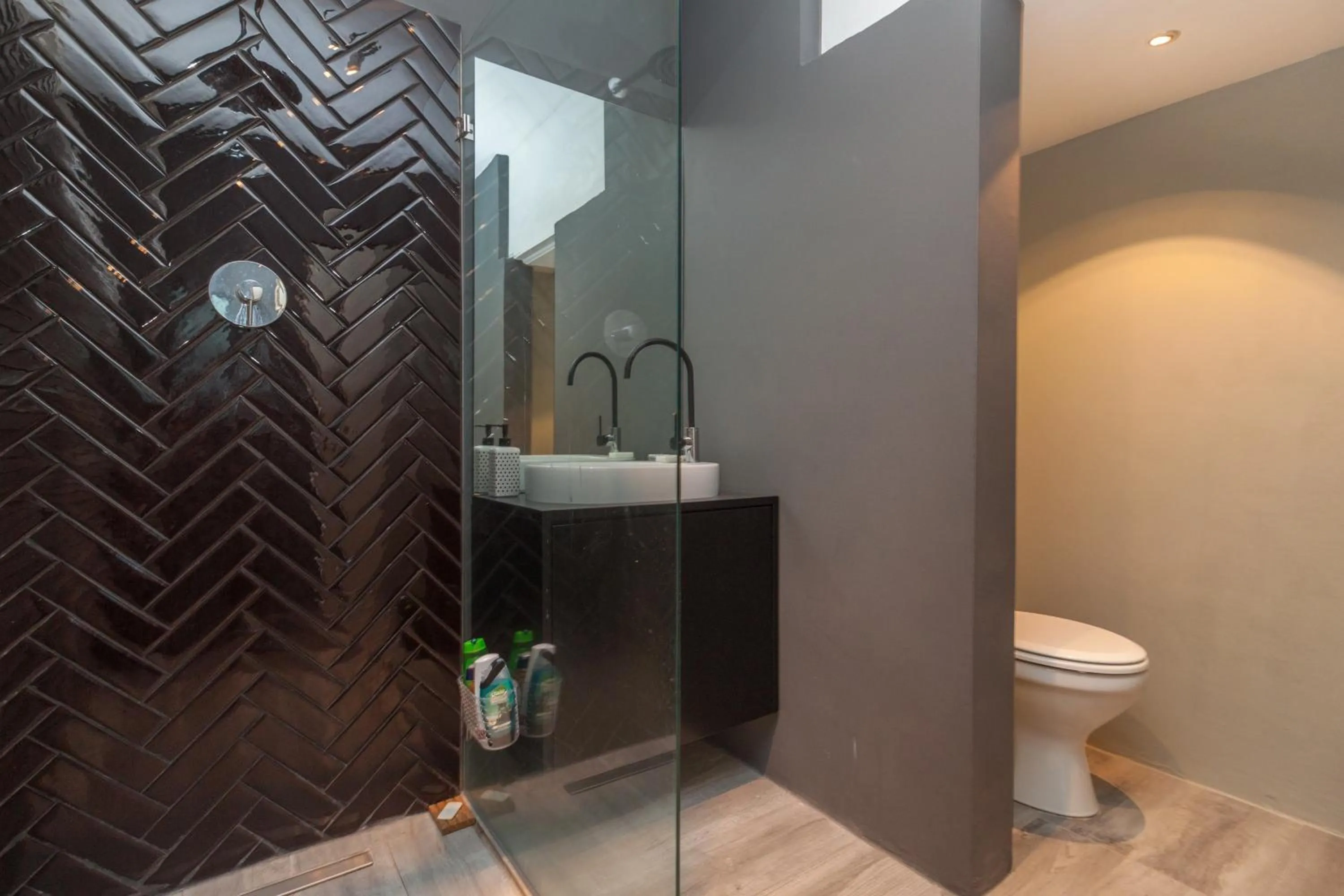 Shower in Keerom 66 - Beautiful modern apartment in heart of Cape Town