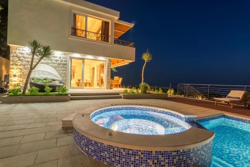 Luxury Villa Crystal Blue