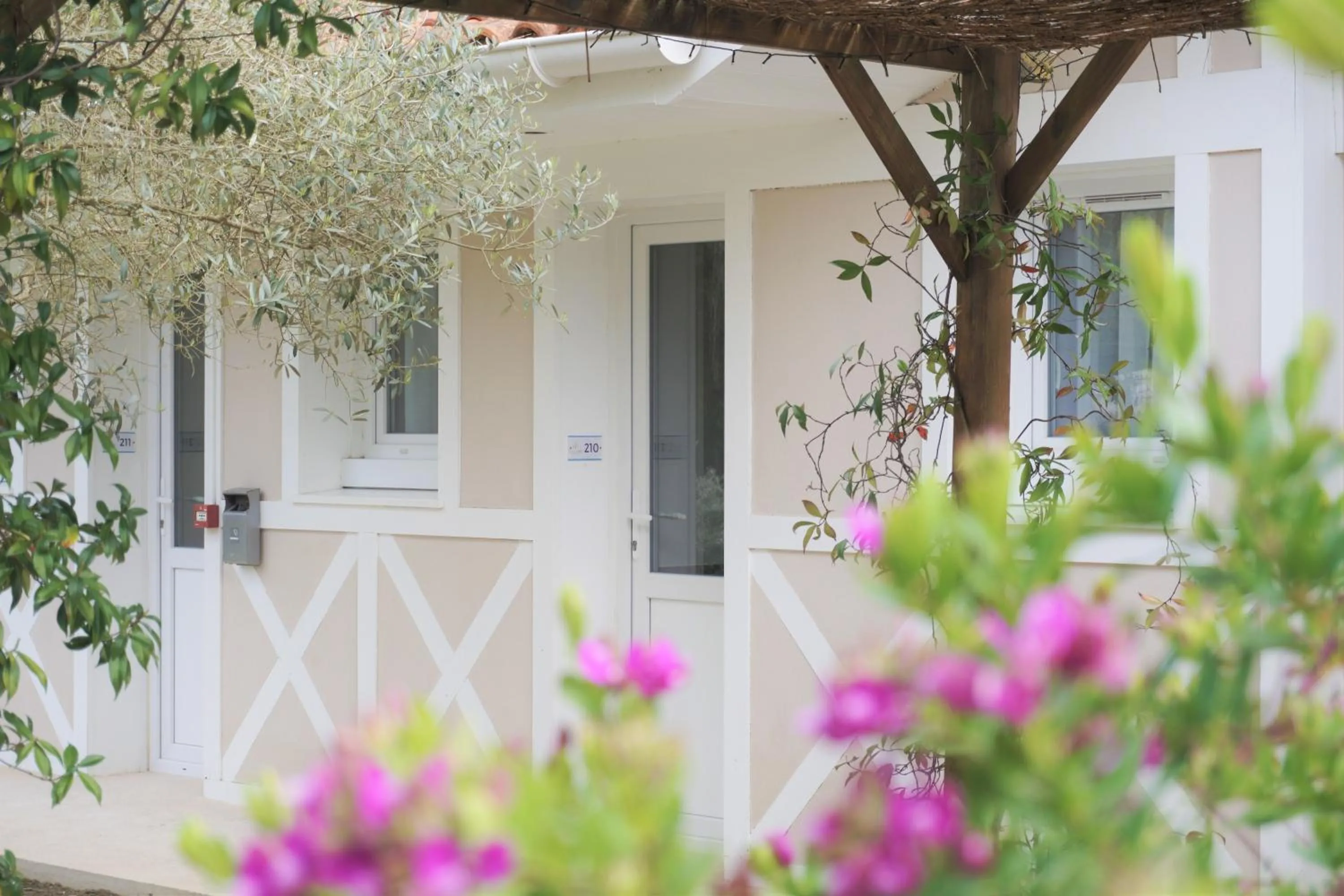 Facade/entrance in The Originals City, Hôtel Le Lodge, Ondres, Bayonne Nord