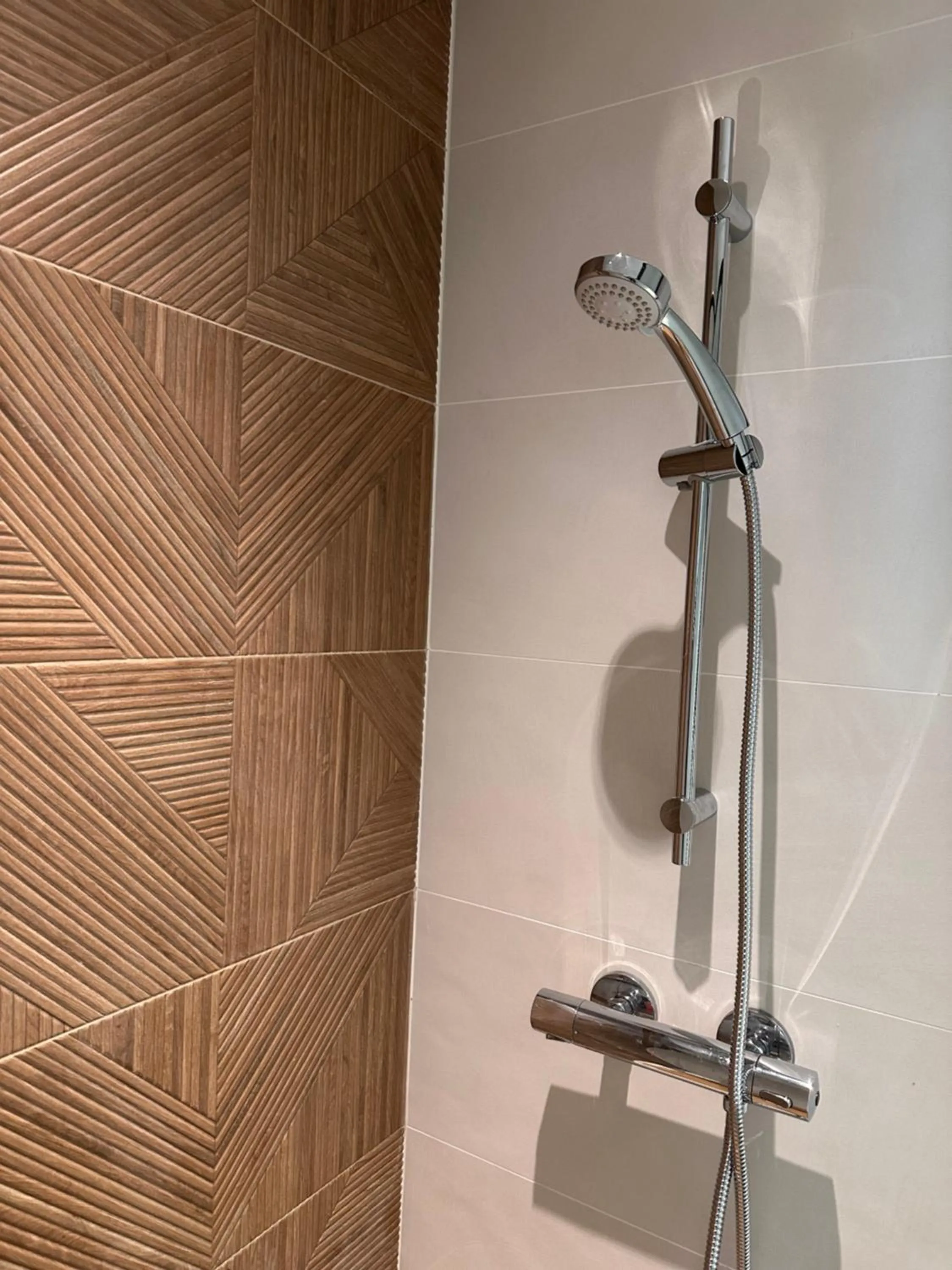 Shower in The Originals City, Hôtel Le Lodge, Ondres, Bayonne Nord