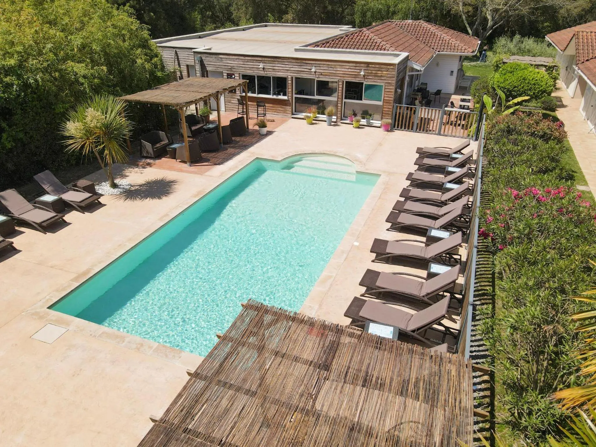 Swimming pool in The Originals City, Hôtel Le Lodge, Ondres, Bayonne Nord