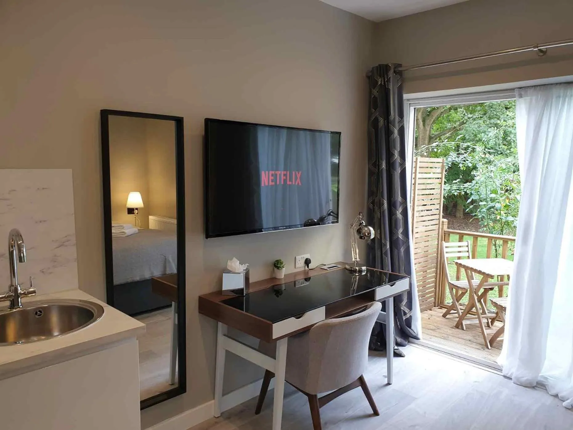 TV and multimedia in M-Hotels Studios & Apartments Free Parking