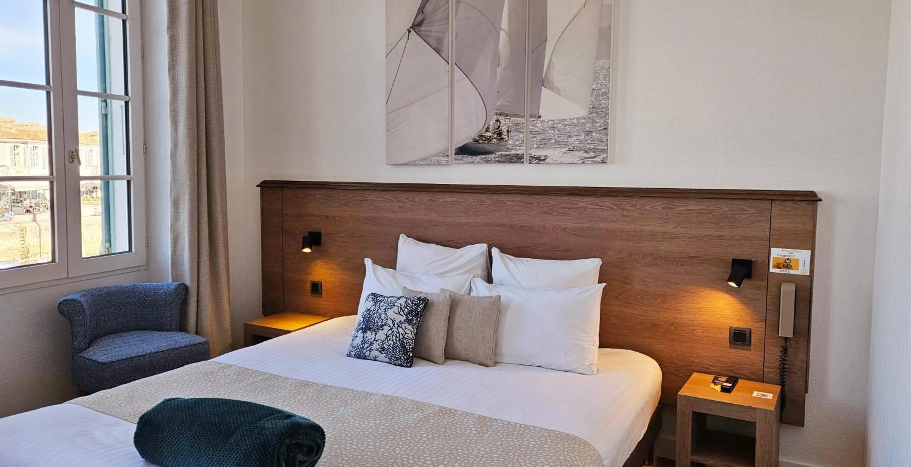 Bed in Hôtel du Port