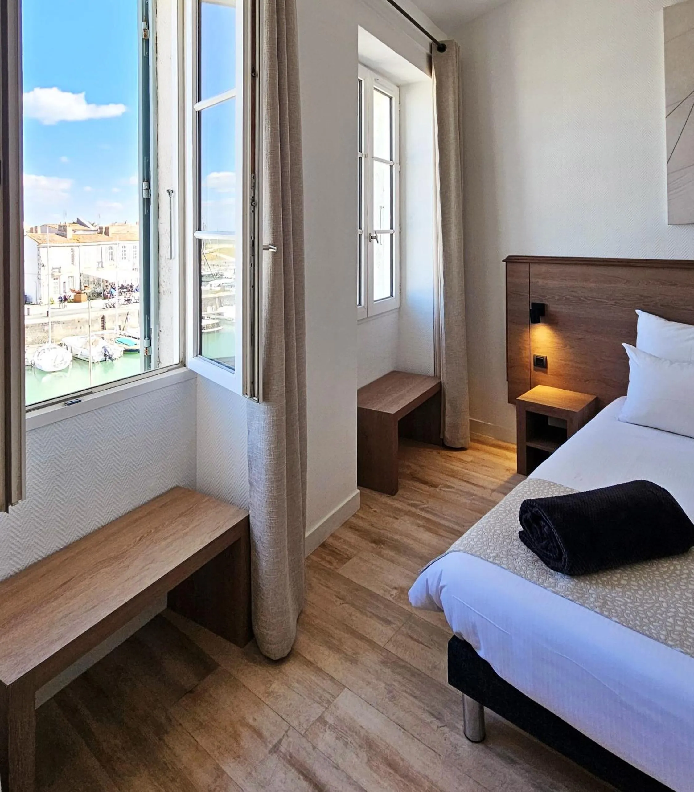 View (from property/room), Bed in Hôtel du Port