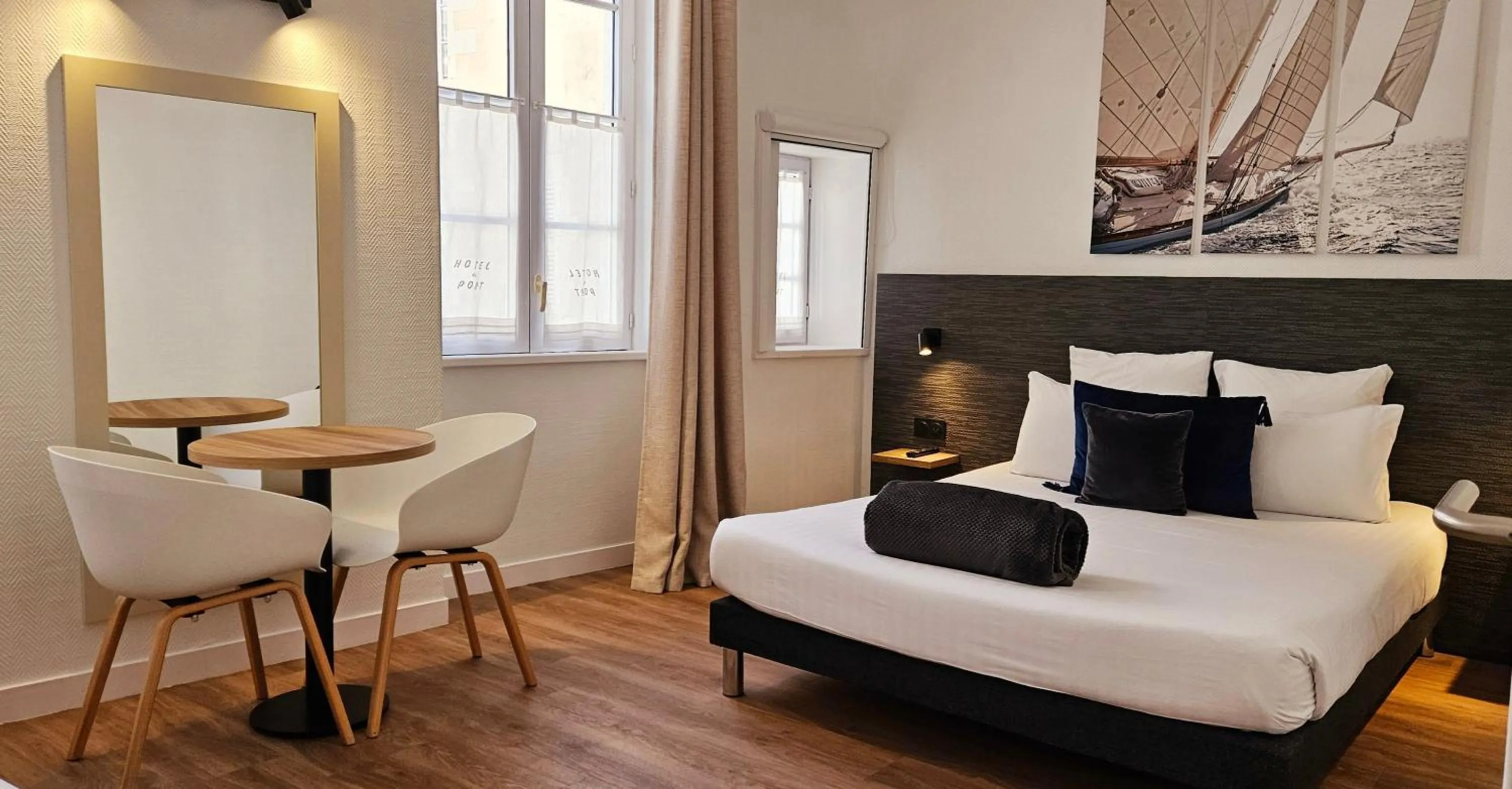 Bed in Hôtel du Port