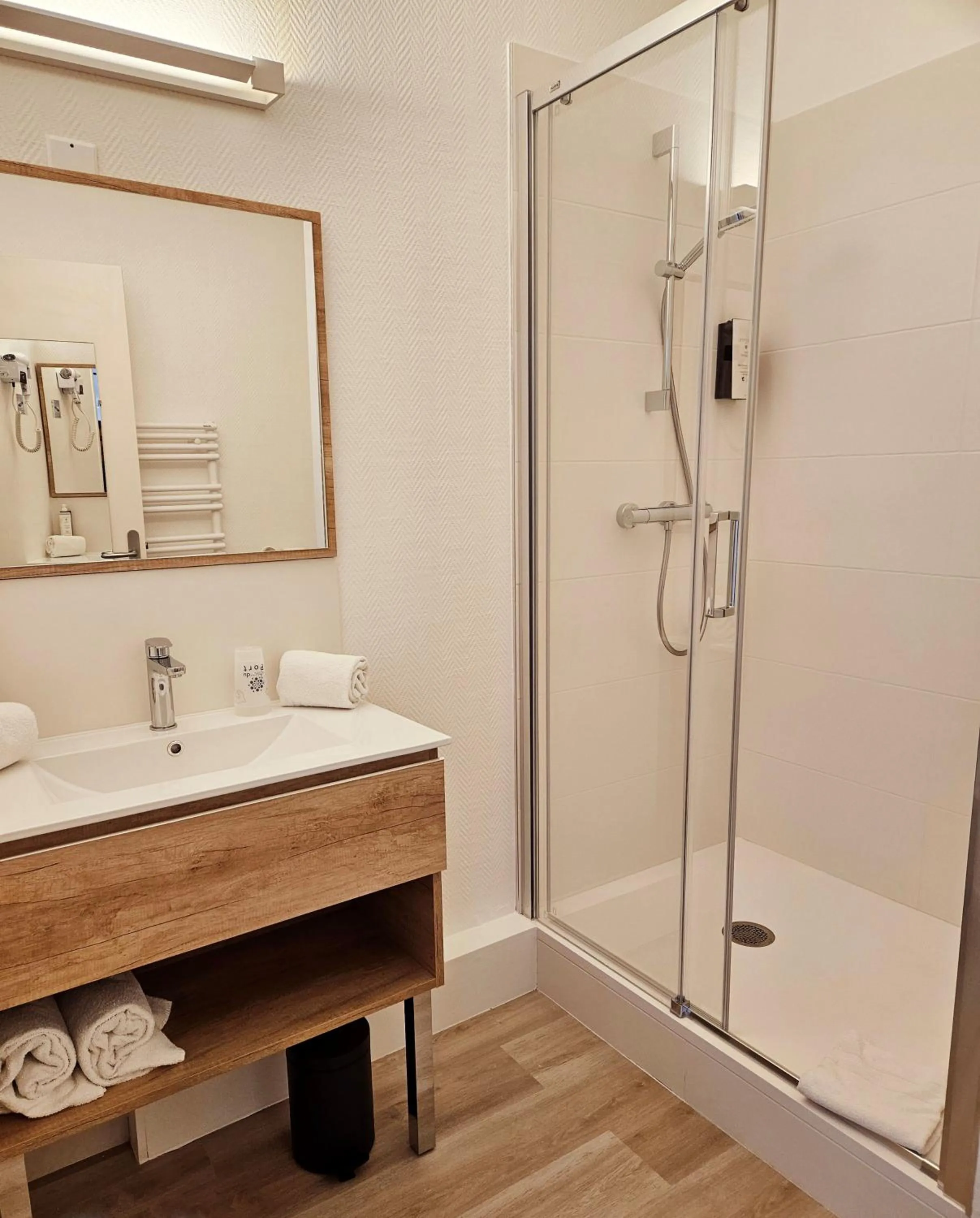 Bathroom in Hôtel du Port