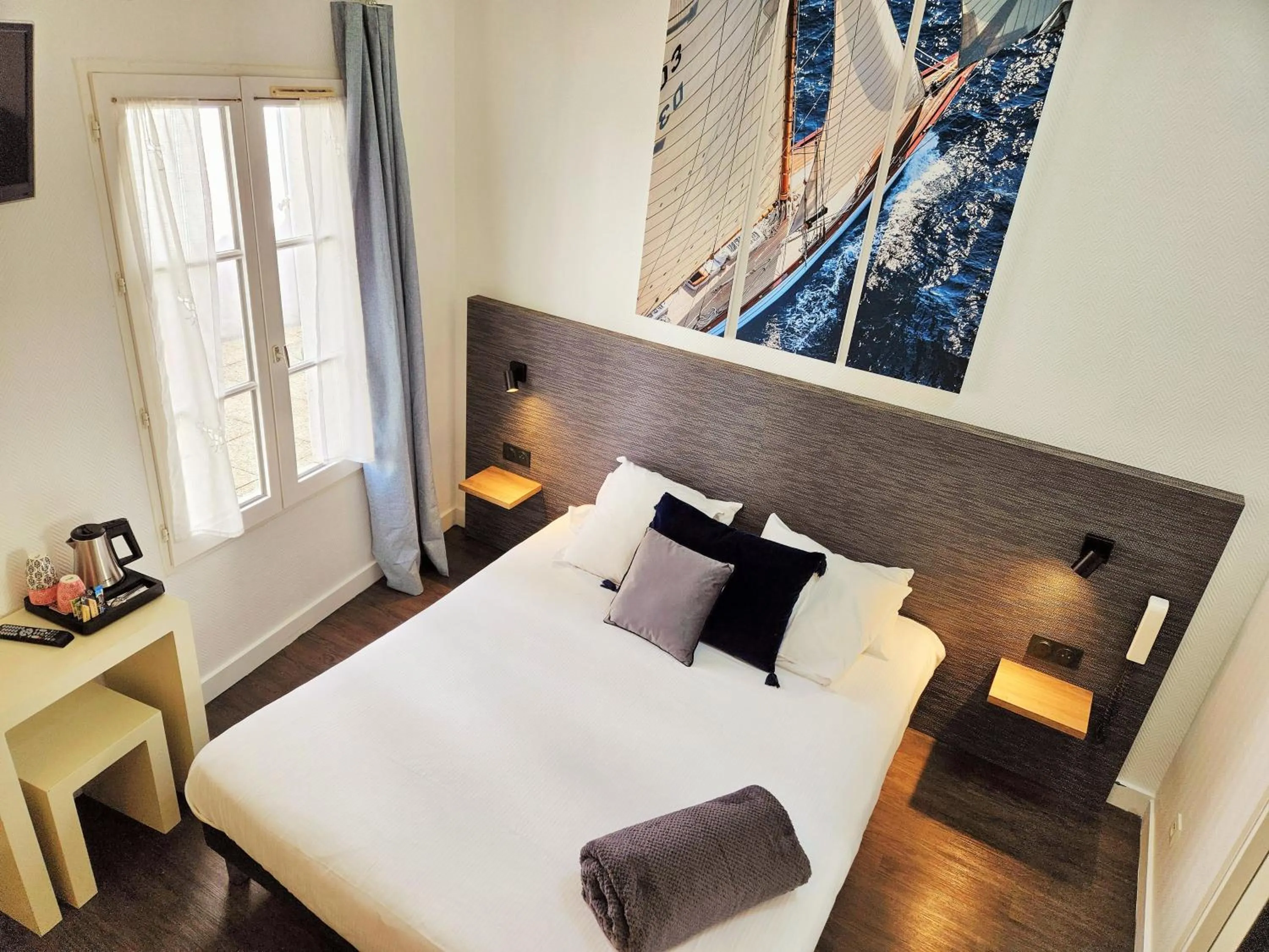 Photo of the whole room, Bed in Hôtel du Port