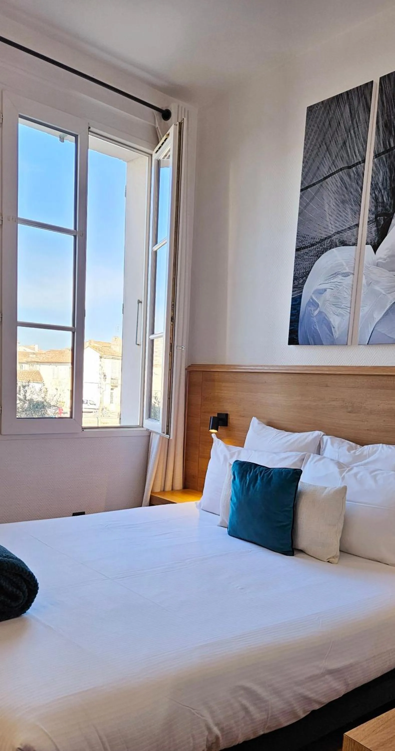 Bedroom, Bed in Hôtel du Port